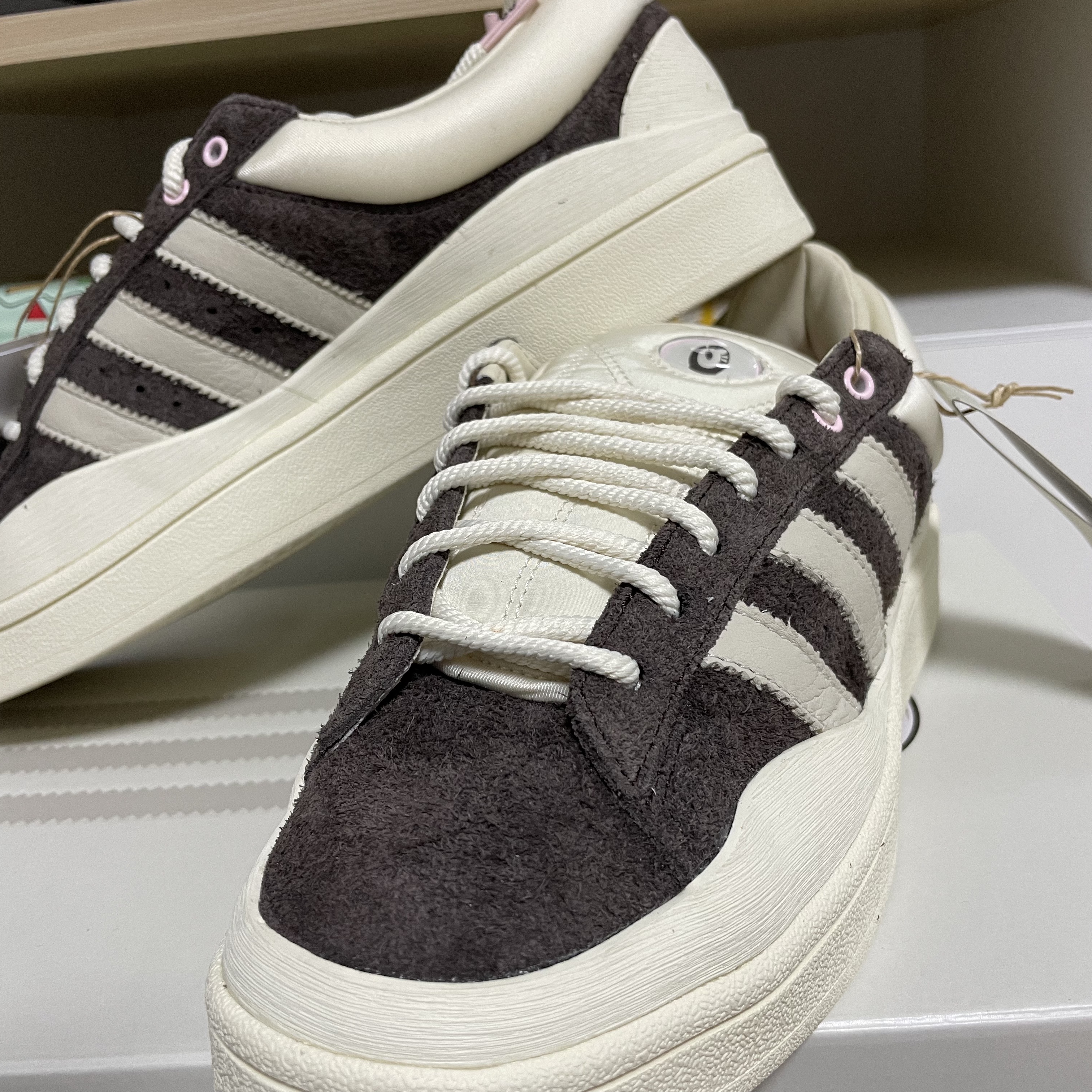 Adidas x Bad Bunny Campus Dark Brown Chalk White 착용 스타일 - 1
