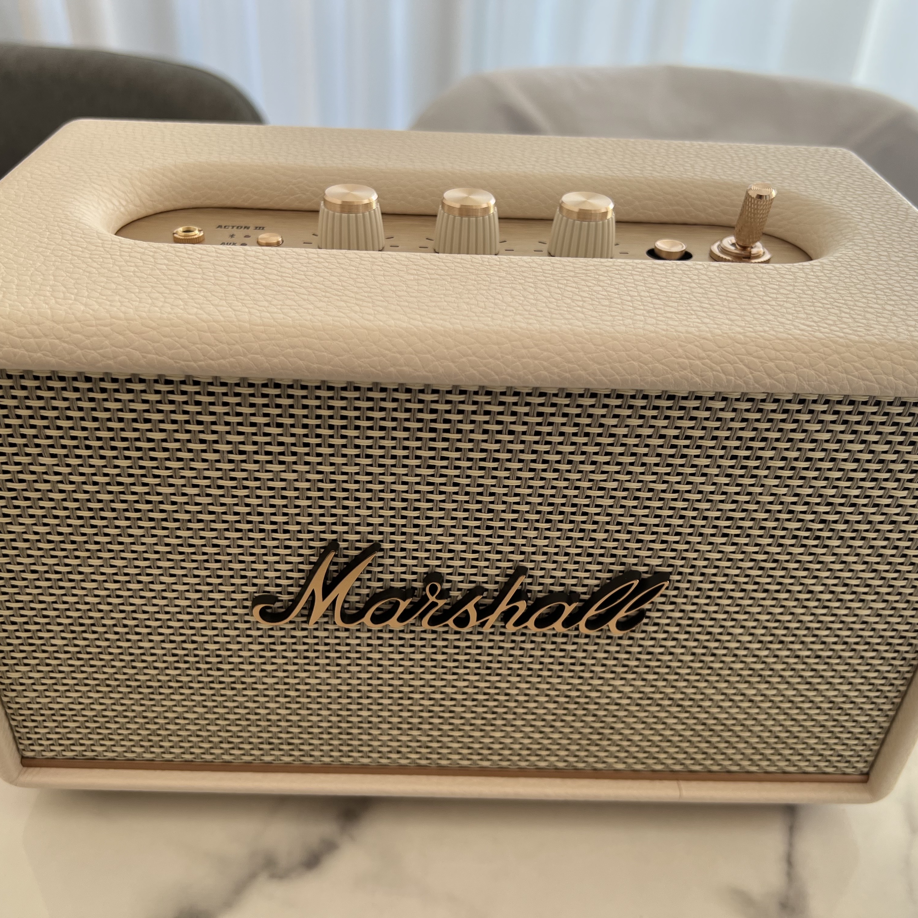 Marshall Acton III Bluetooth Cream (Korean Ver.) 착용 스타일 - 2
