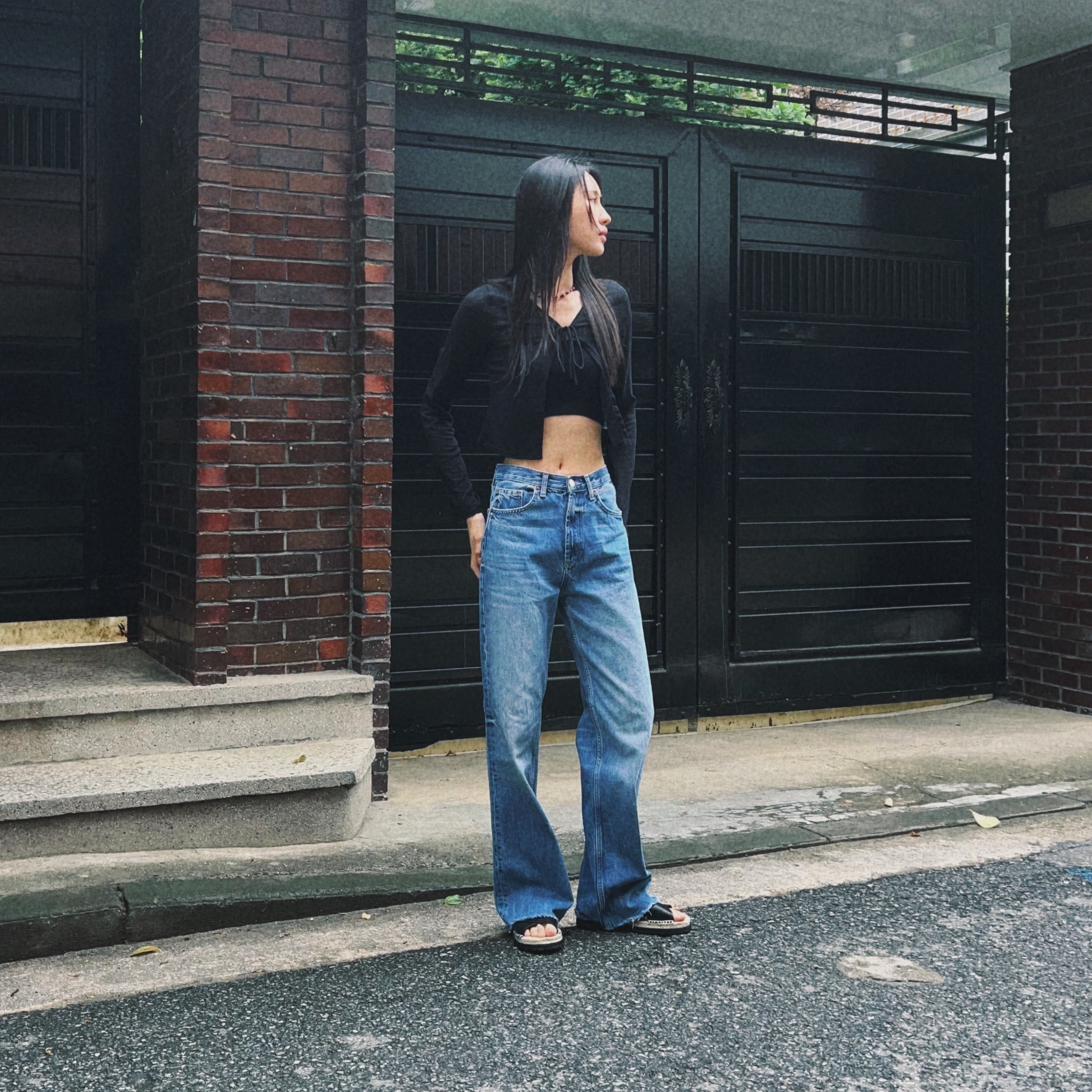Birkenstock Arizona Essentials Eva Black - Narrow 착용 스타일 - 1