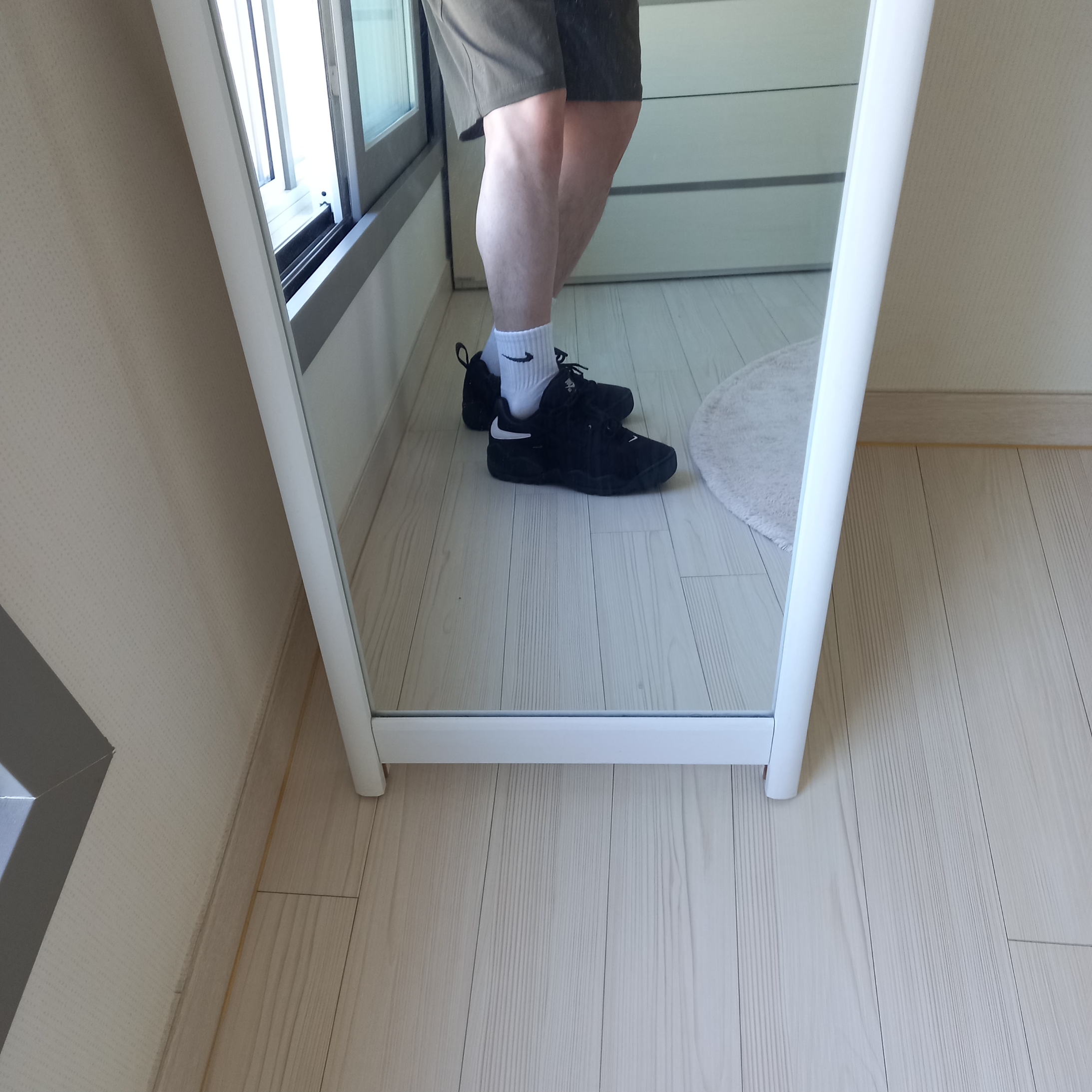 Nike x Supreme SB Darwin Low Black 착용 스타일 - 3
