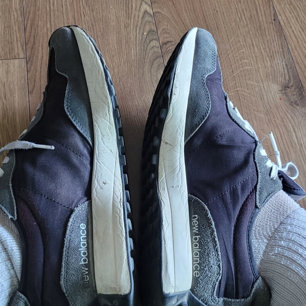 New Balance 327 Magnet Team Red 착용 스타일 - 4