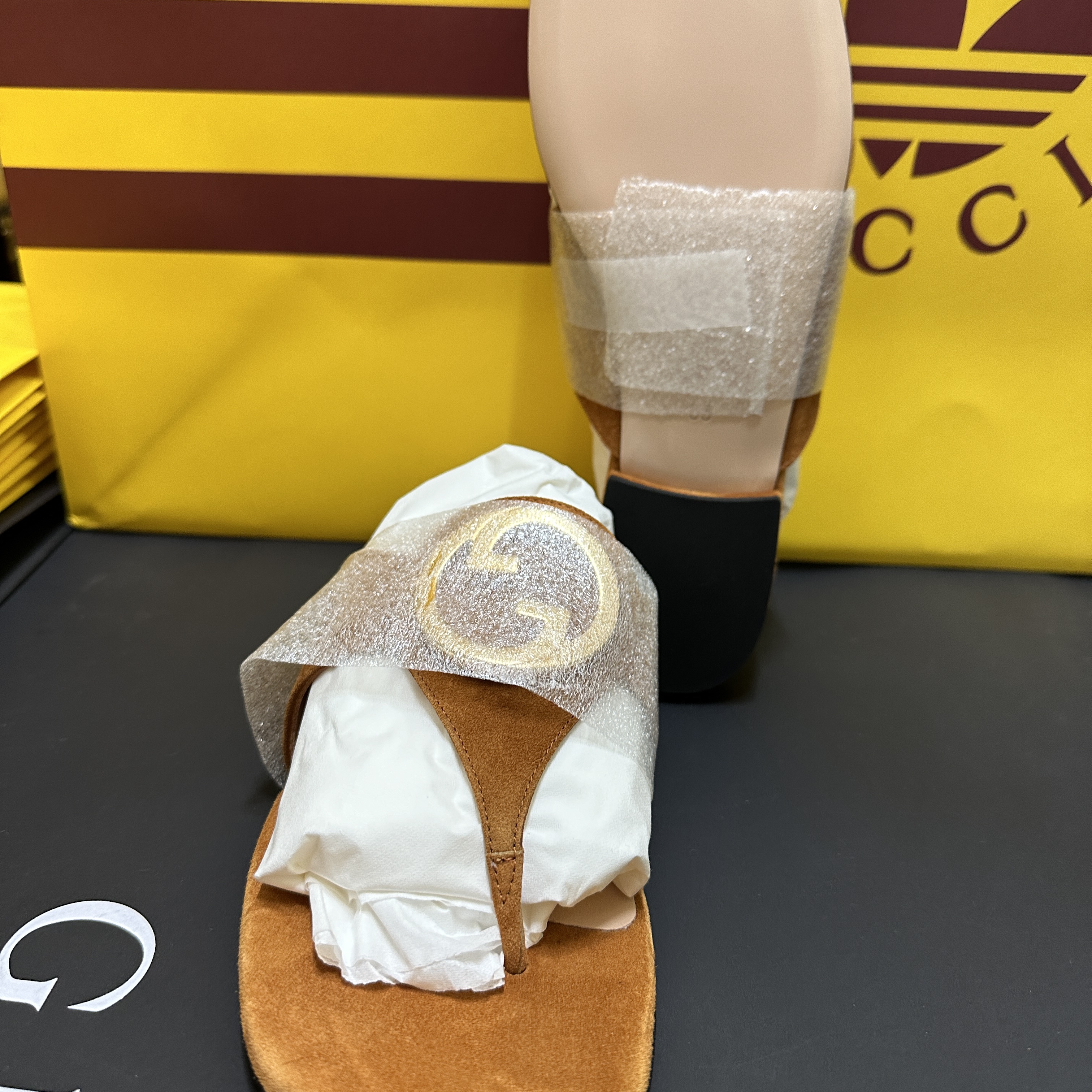 (W) Gucci Blondie Thong Sandal Light Brown Suede 착용 스타일 - 4