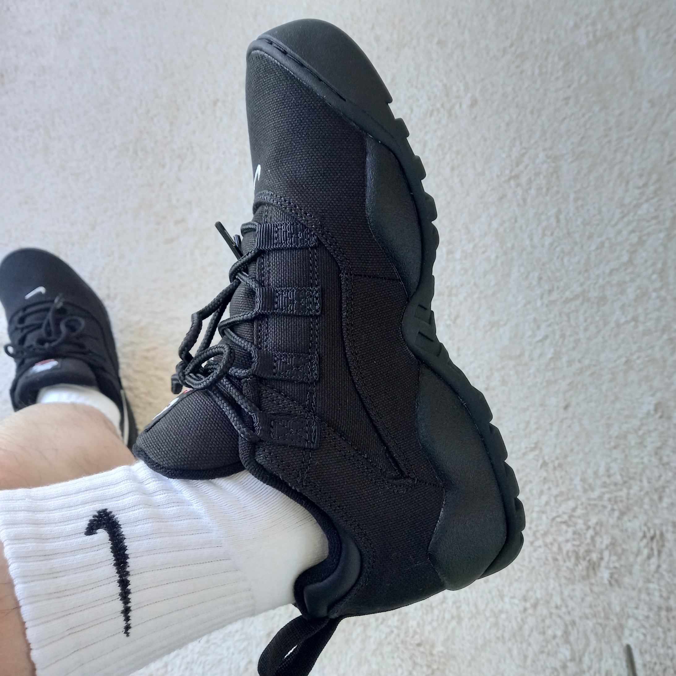 Nike x Supreme SB Darwin Low Black 착용 스타일 - 8