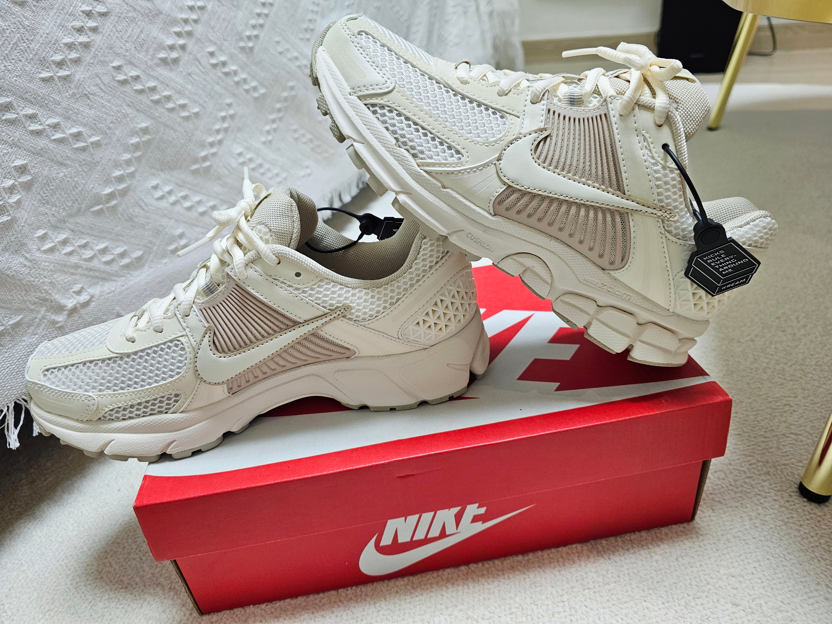 (W) Nike Zoom Vomero 5 Pale Ivory Sanddrift 착용 스타일 - 2
