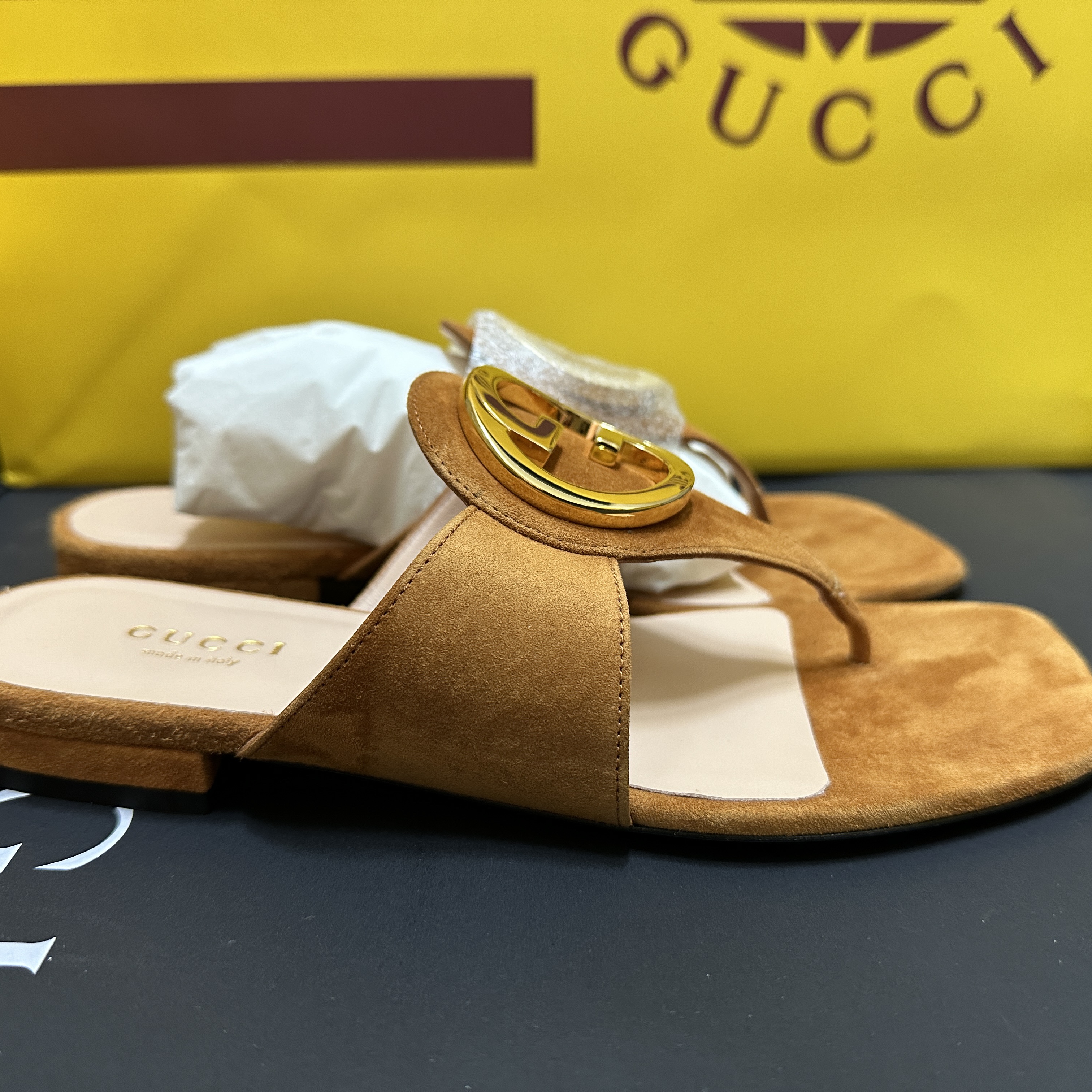 (W) Gucci Blondie Thong Sandal Light Brown Suede 착용 스타일 - 2