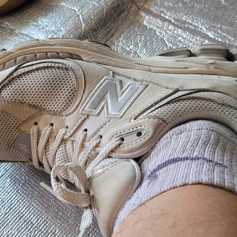 New Balance 2002R T2 Beige 착용 스타일 - 4