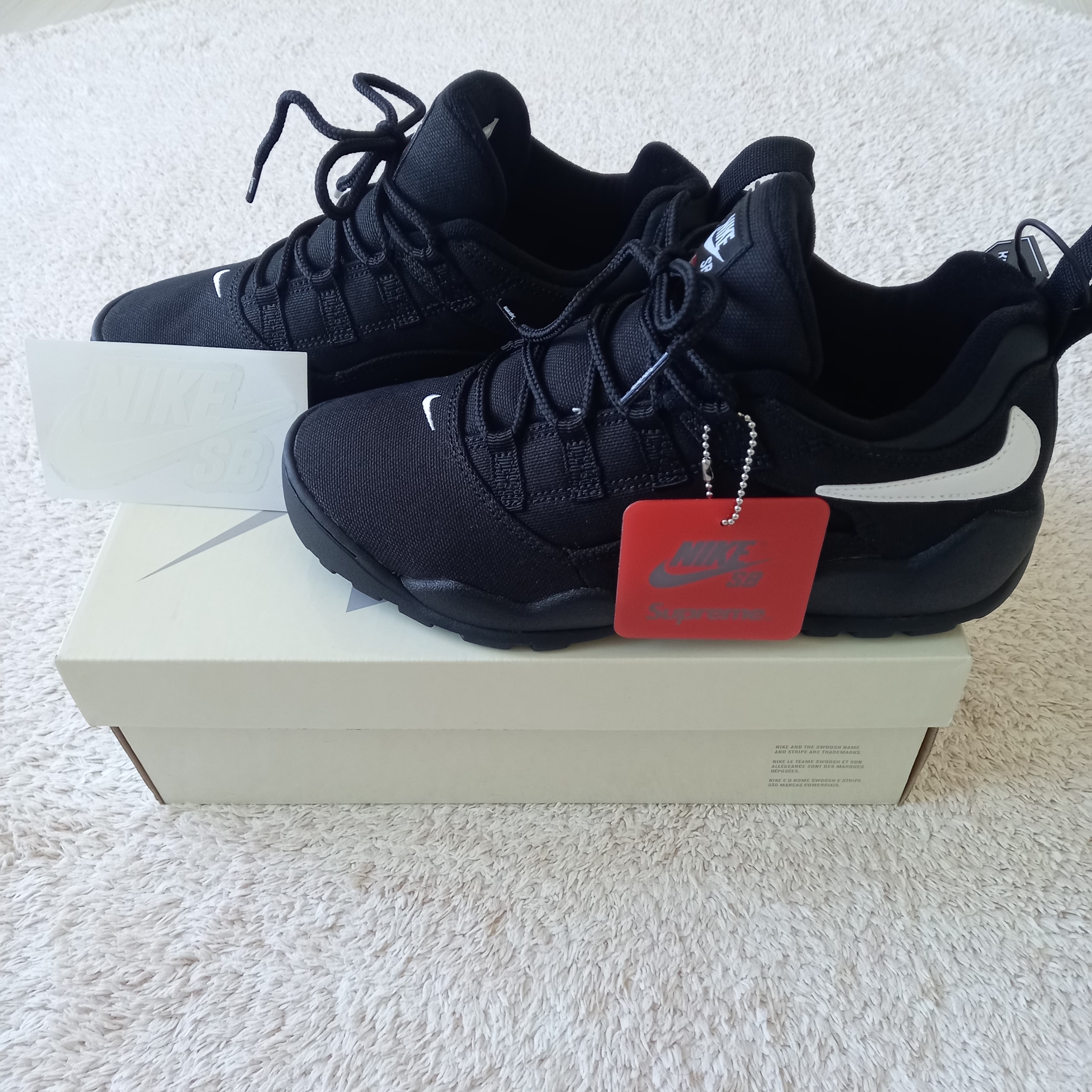 Nike x Supreme SB Darwin Low Black 착용 스타일 - 5