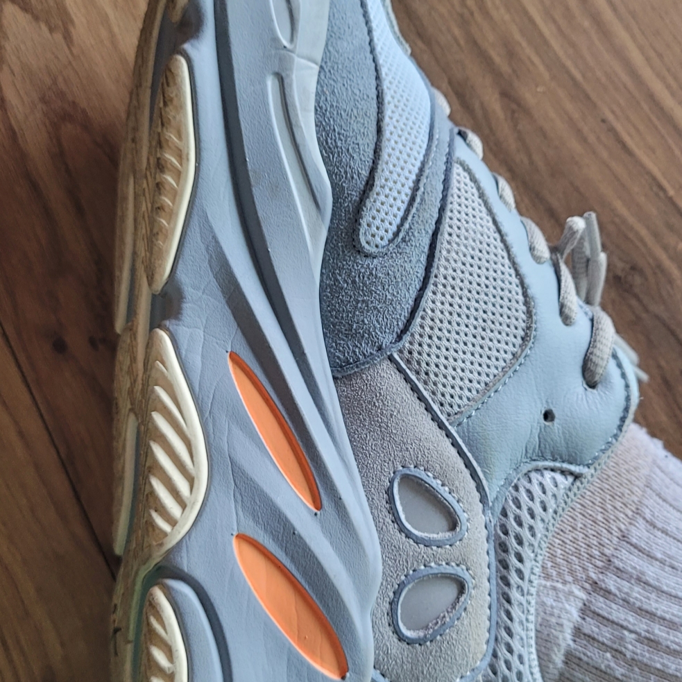 Adidas Yeezy Boost 700 Inertia 착용 스타일 - 4