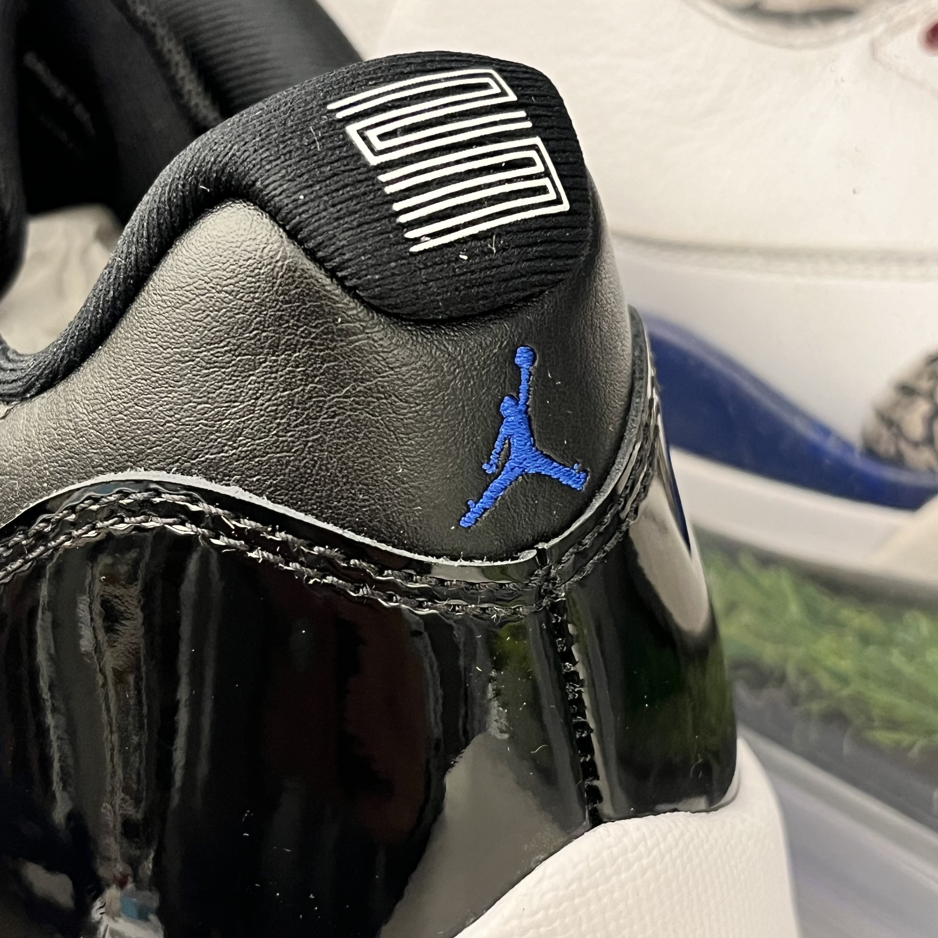 Jordan 11 Retro Low Black and Varsity Royal 착용 스타일 - 1