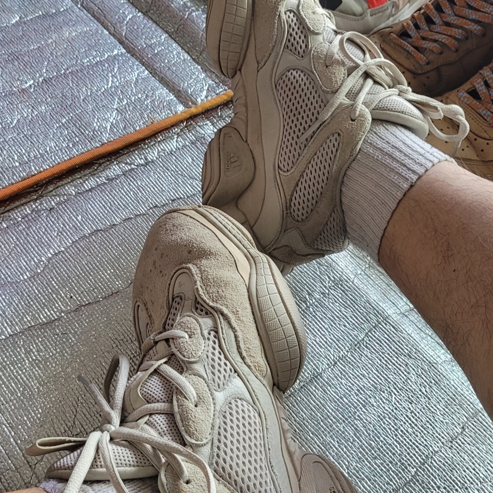Adidas Yeezy 500 Blush 2018 착용 스타일 - 3