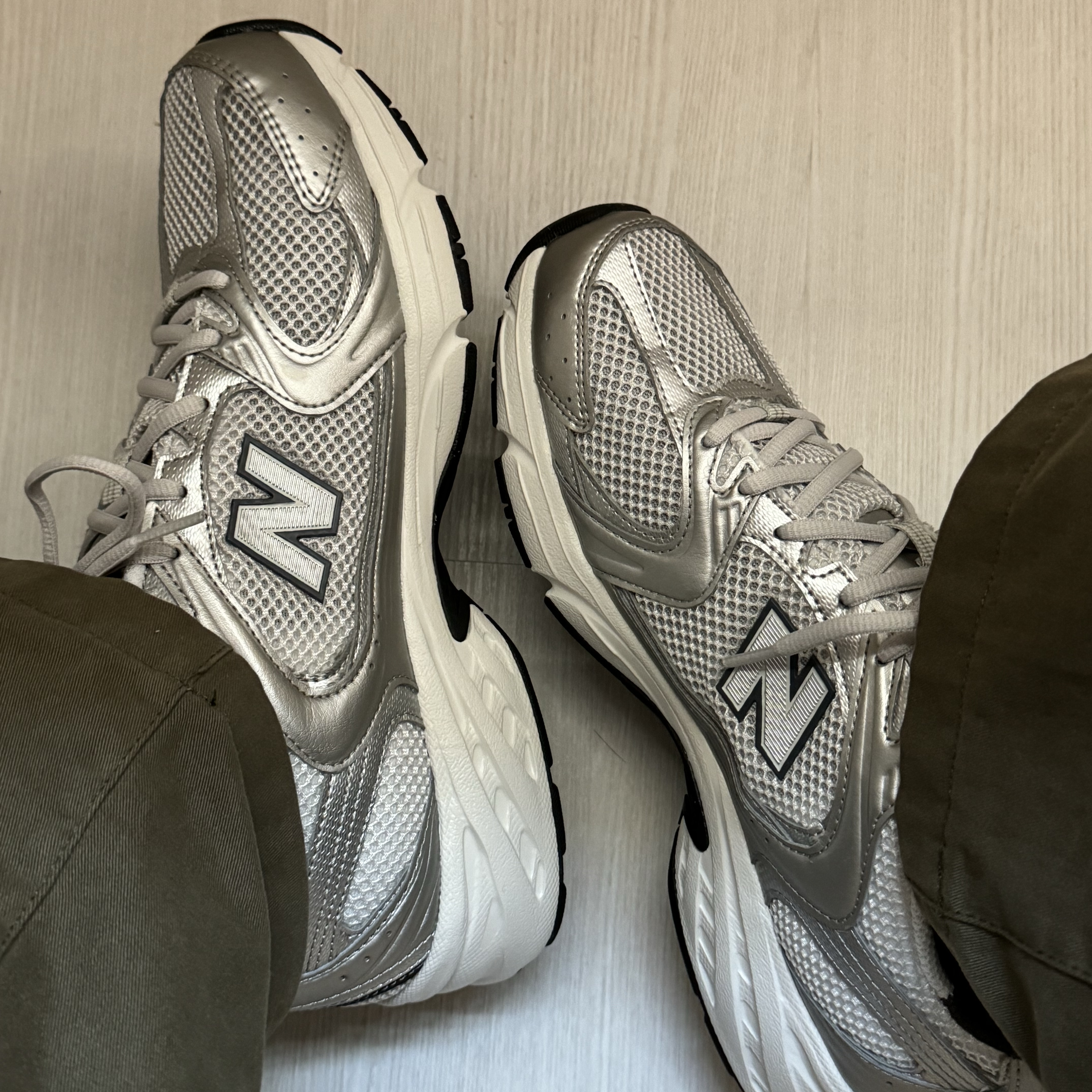 New Balance 530 Grey Matter Silver Metallic 착용 스타일 - 1