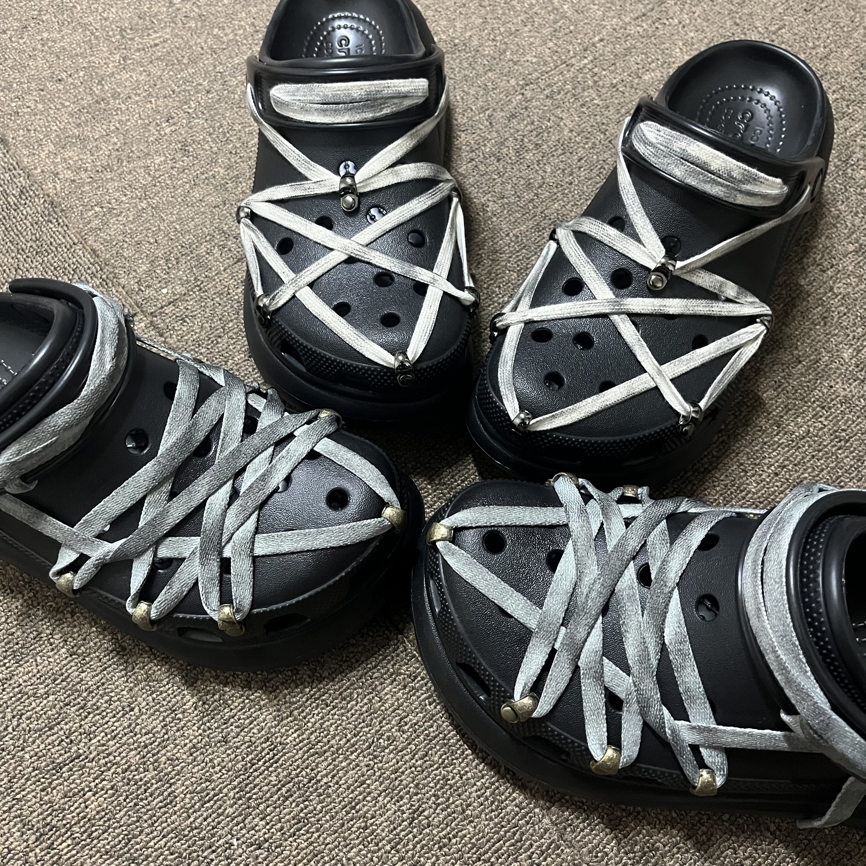 Crocs Classic Crush Clog Black 착용 스타일