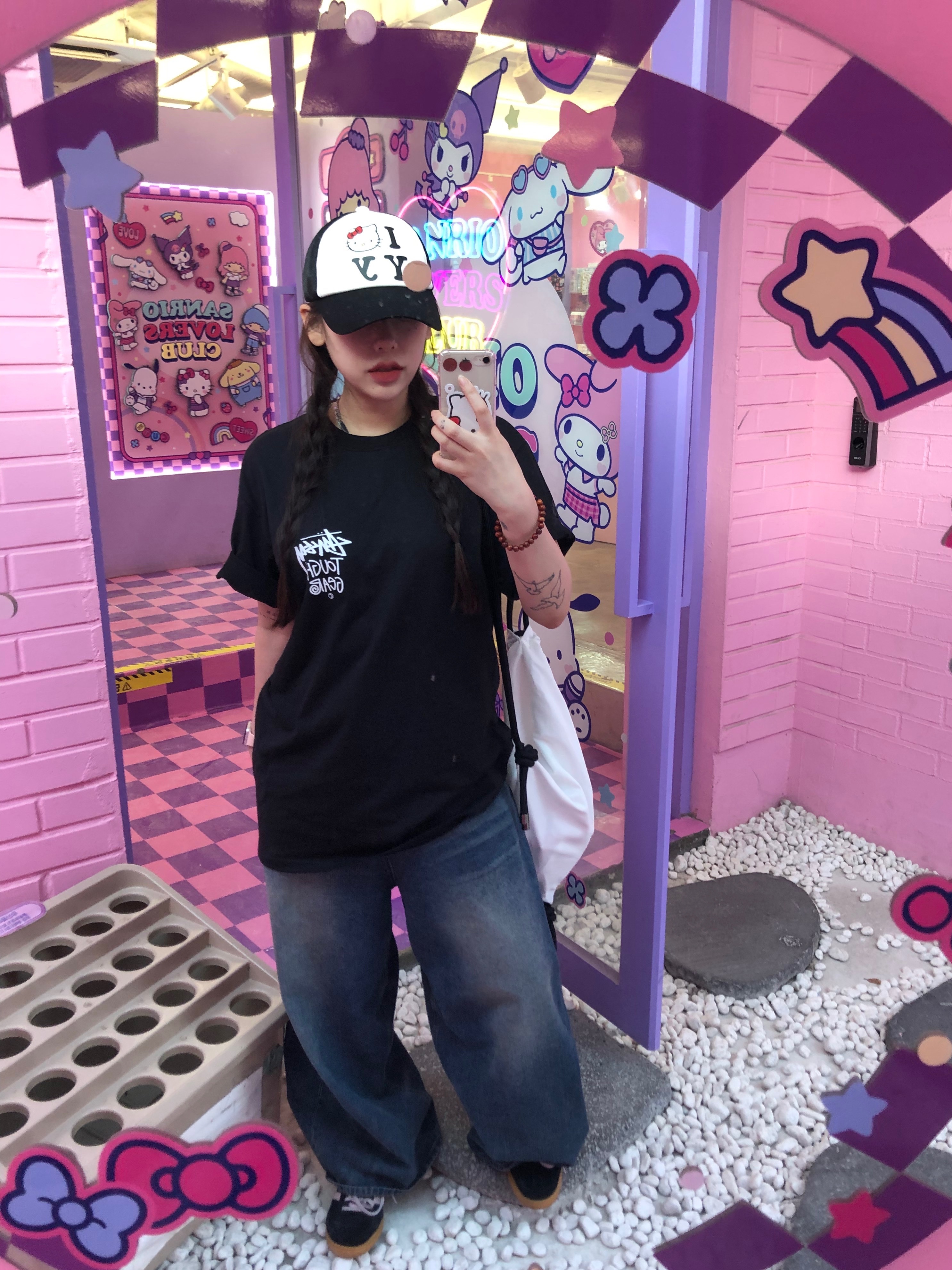 Stussy Tough Gear T-Shirt Black, Open Yy x Hello Kitty Trucker Cap Black 착용 스타일 - 1