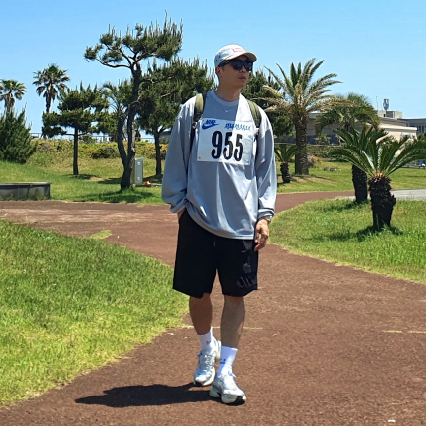 Nike V2K Run Summit White Metallic Silver, Nike Everyday Essential Crew Socks White Black (3 Pack/Korean Ver.) 착용 스타일 - 1
