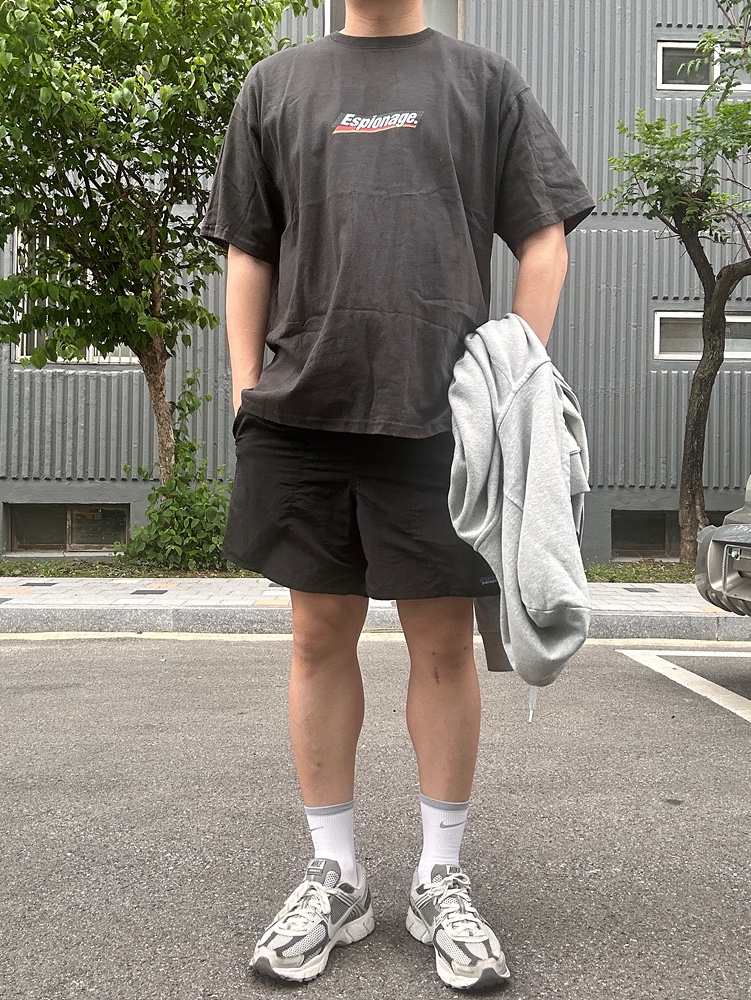Nike Zoom Vomero 5 PRM Light Iron Ore and Flat Fewter, Patagonia Baggies Longs 7 Inch Black 착용 스타일