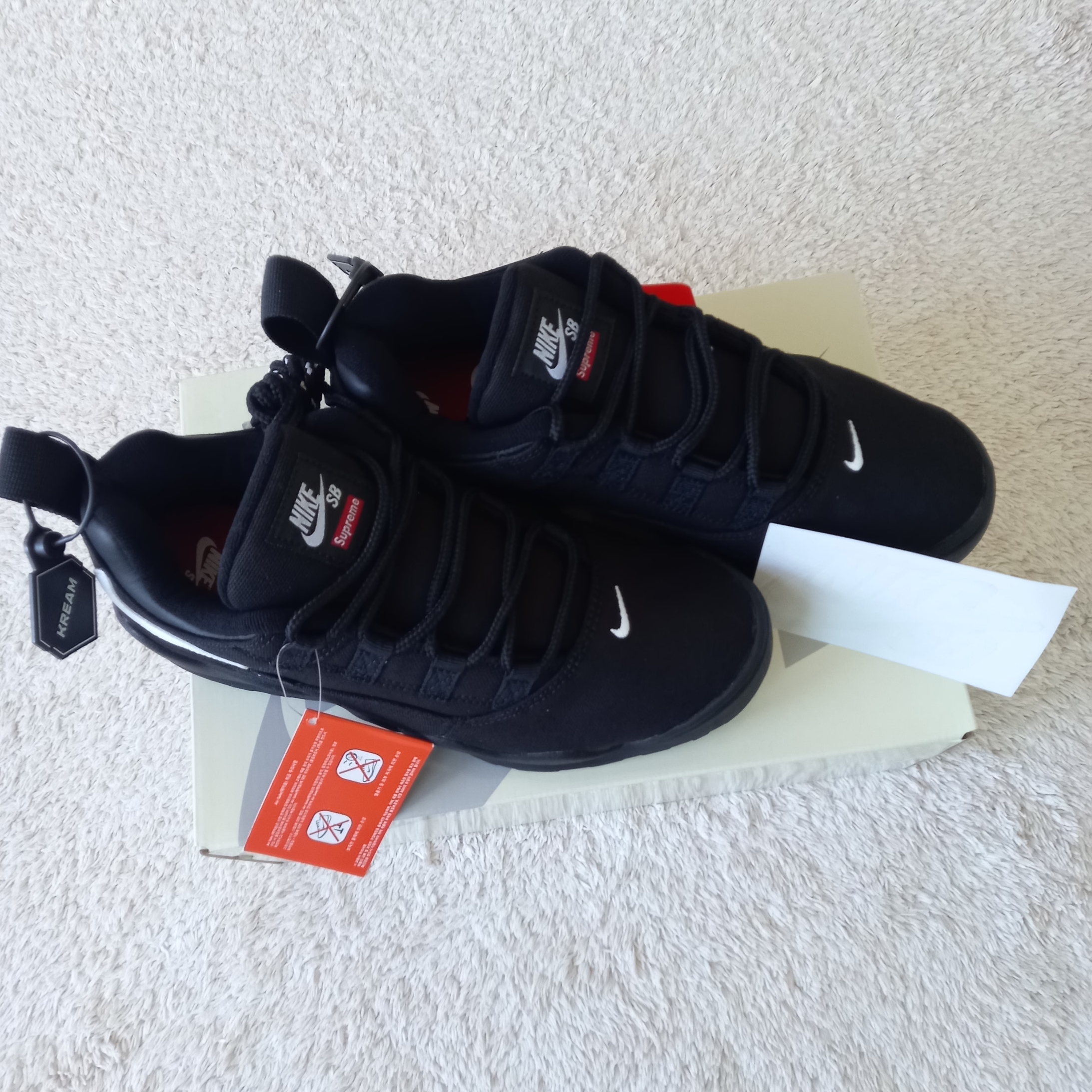 Nike x Supreme SB Darwin Low Black 착용 스타일 - 3