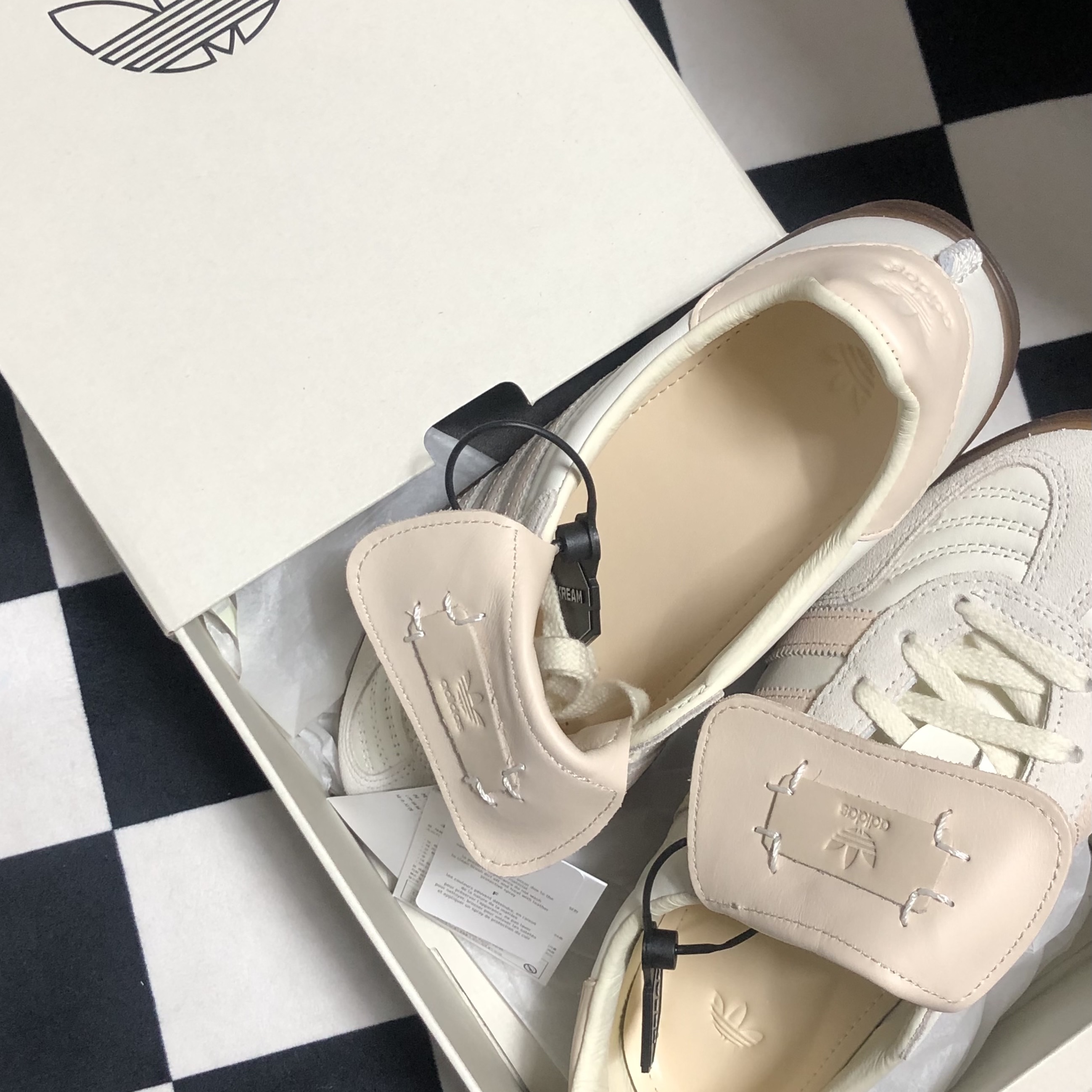 Adidas x Foot Industry Gazelle Indoor Off White Sand Strata 착용 스타일