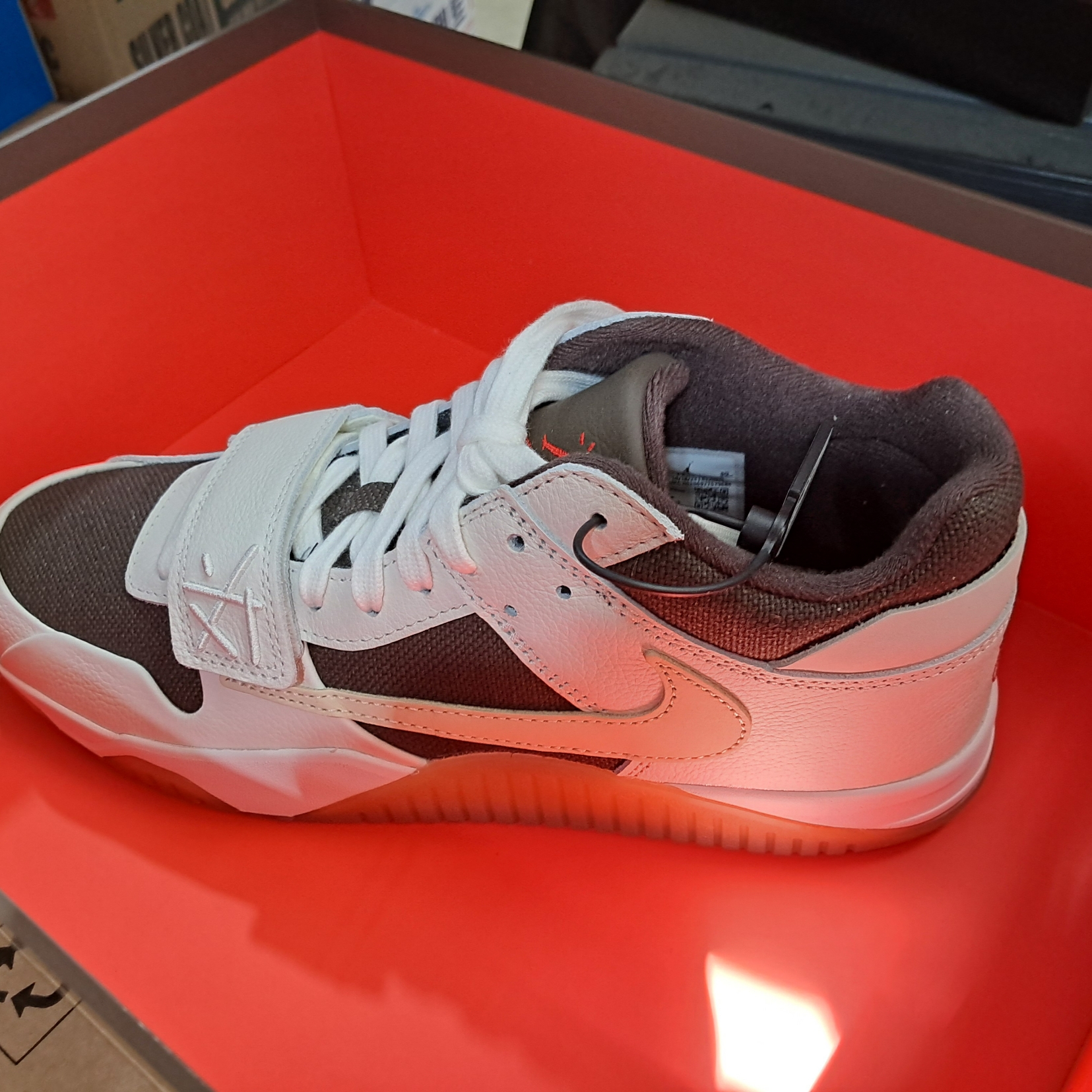 Jordan x Travis Scott Jumpman Jack TR Sail and Dark Mocha 착용 스타일 - 1