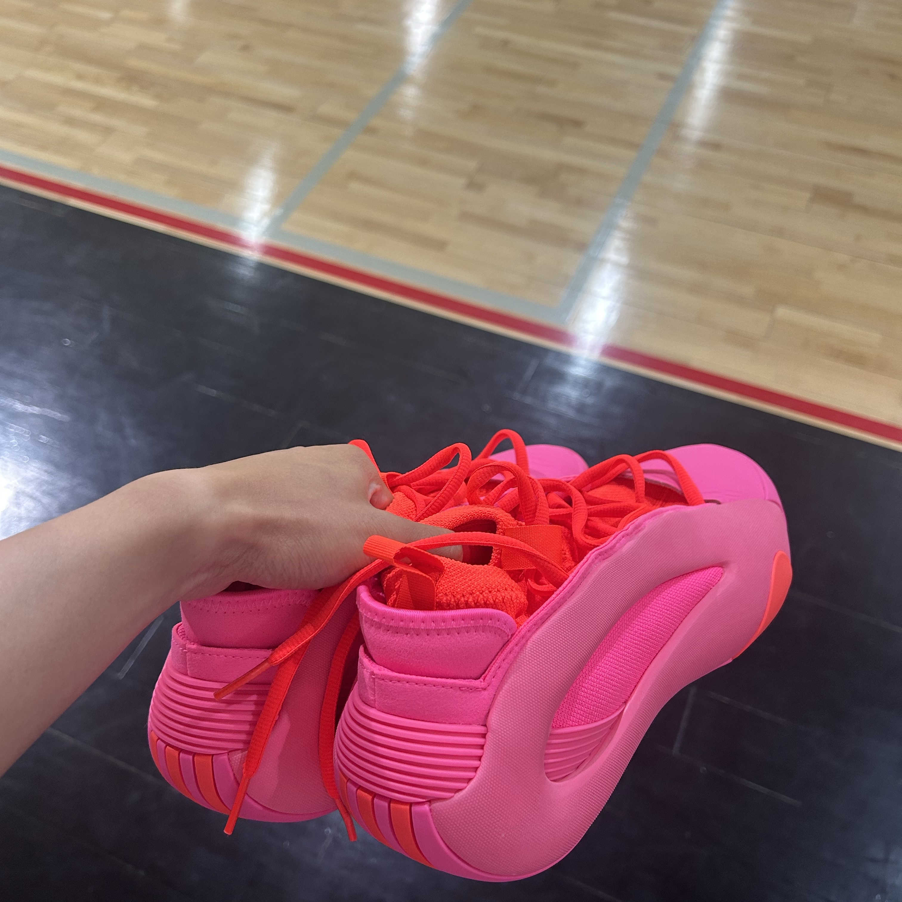 Adidas Harden Vol. Lucid Pink Impact Orange 착용 스타일 - 1