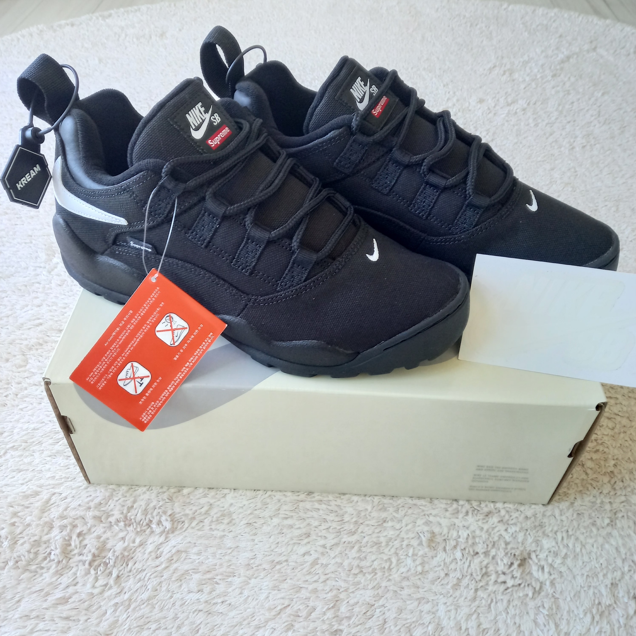 Nike x Supreme SB Darwin Low Black 착용 스타일 - 4