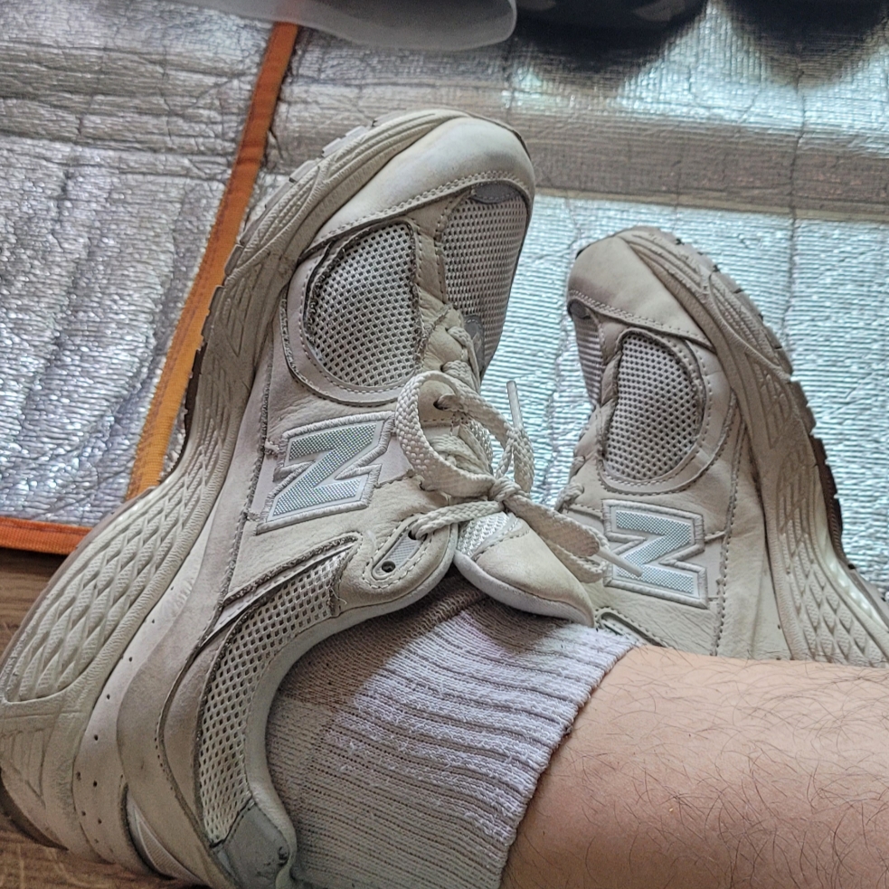 New Balance 2002R T2 Beige 착용 스타일 - 3