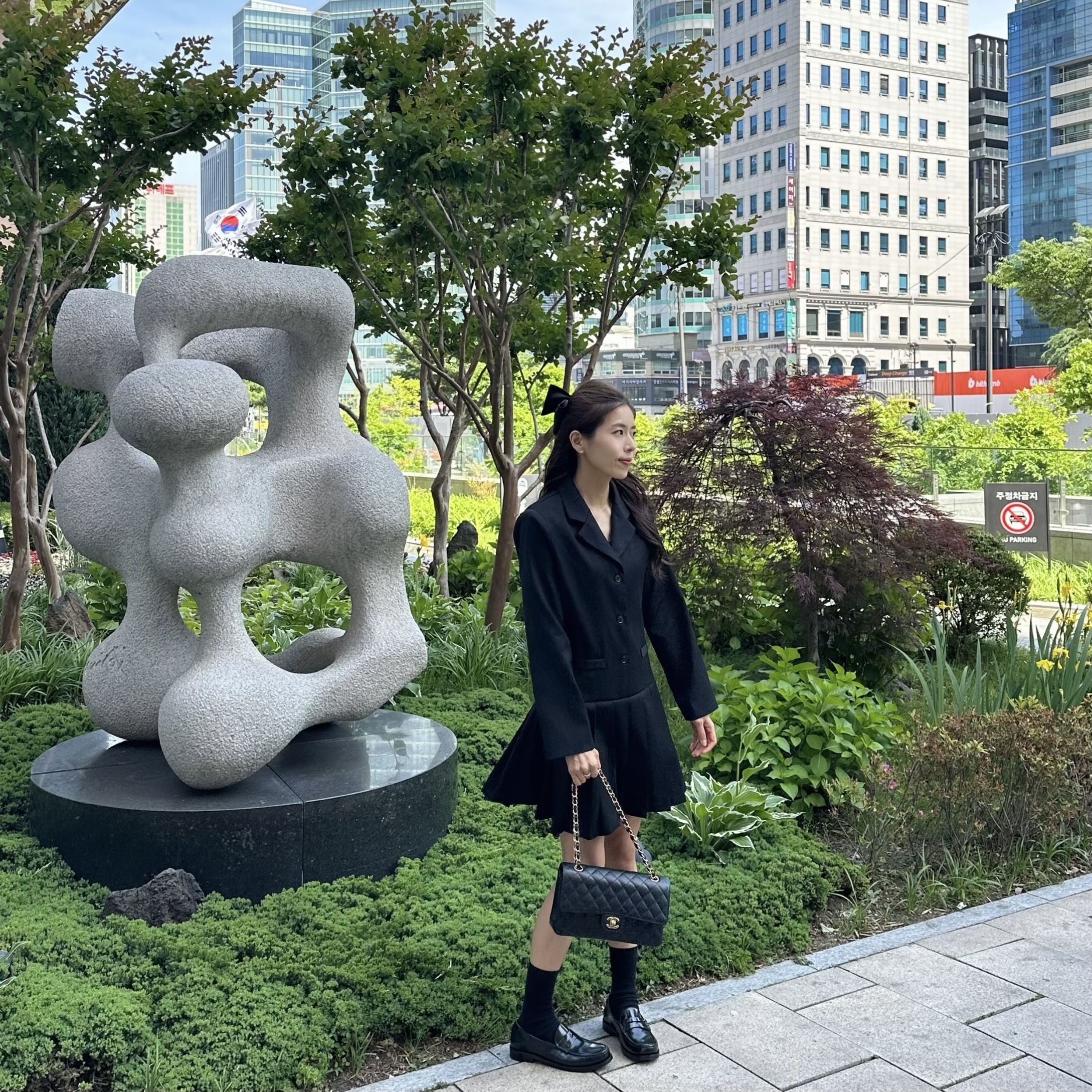 (W) Saint Laurent Le Loafer Chunky Penny Slippers in Smooth Leather Black, Chanel Medium Classic Handbag Grained Calfskin & Gold Black 착용 스타일 - 3
