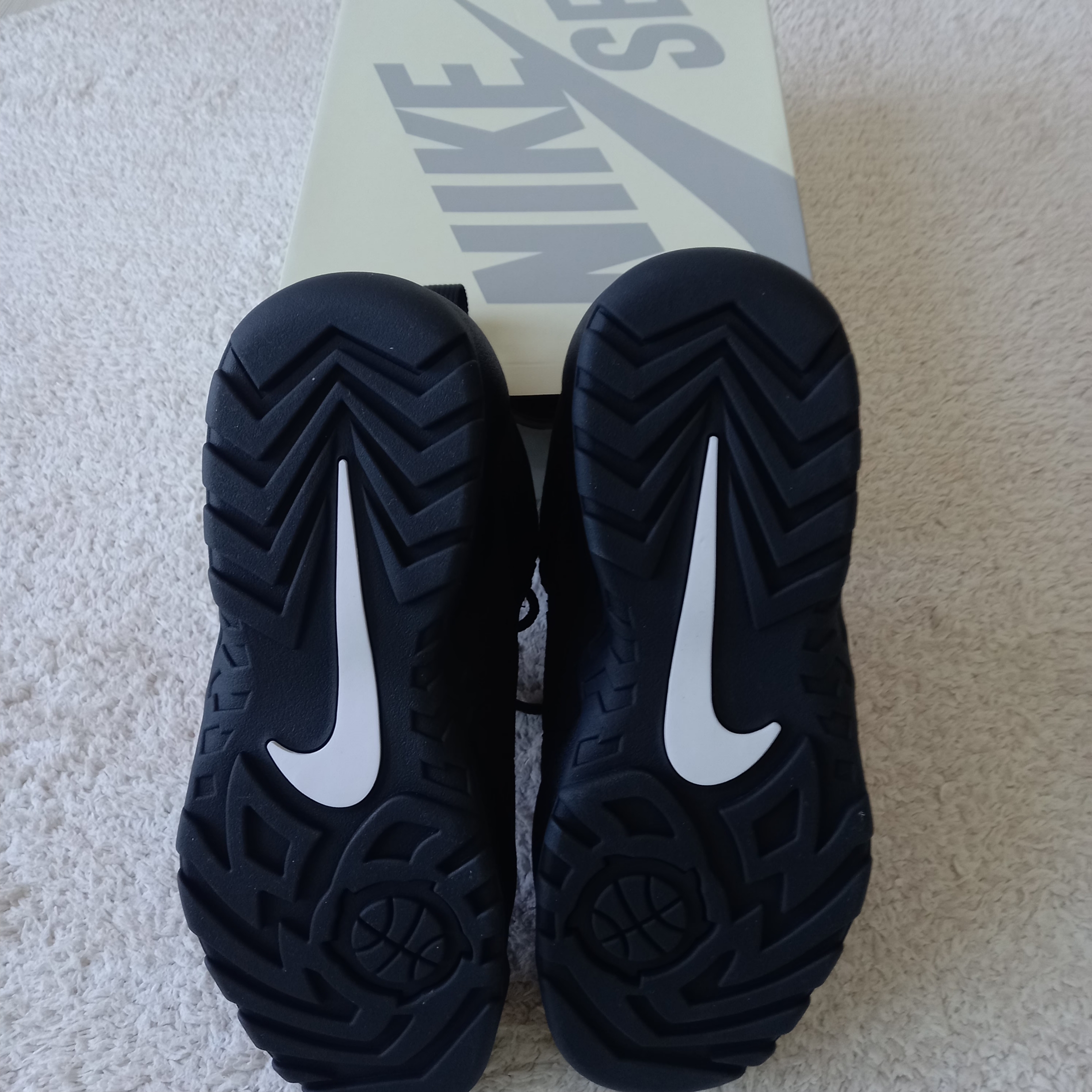 Nike x Supreme SB Darwin Low Black 착용 스타일 - 8