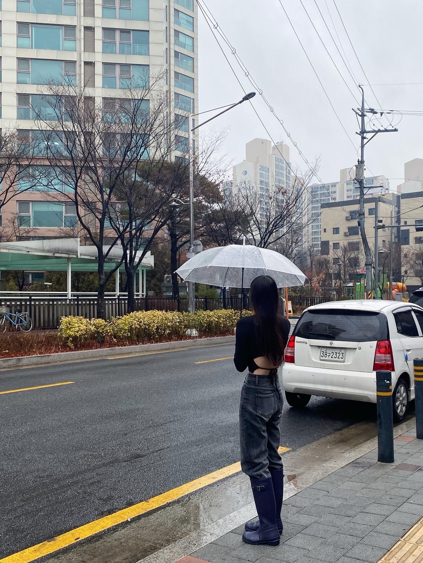 (W) Hunter Original Tall Rain Boots Black 착용 스타일 - 2