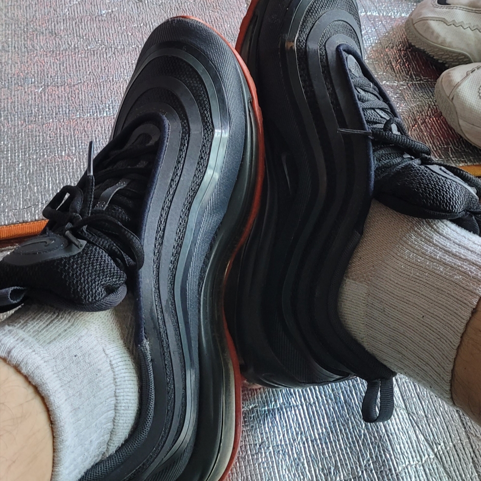Nike Air Max 97 Ultra 17 Anthracite Rush Orange 착용 스타일 - 3
