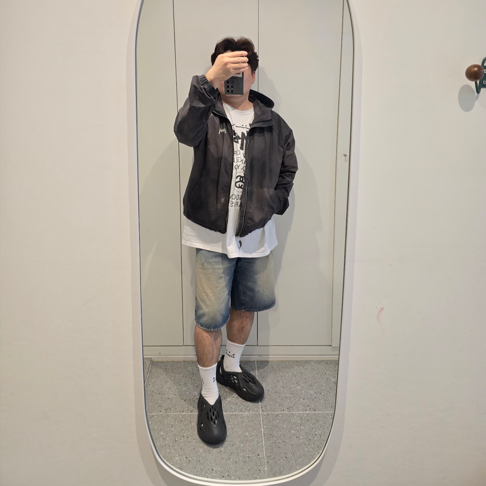 Stussy World Tour T-Shirt White 2023, (Kids) Adidas Yeezy Foam RNNR Onyx 착용 스타일 - 1