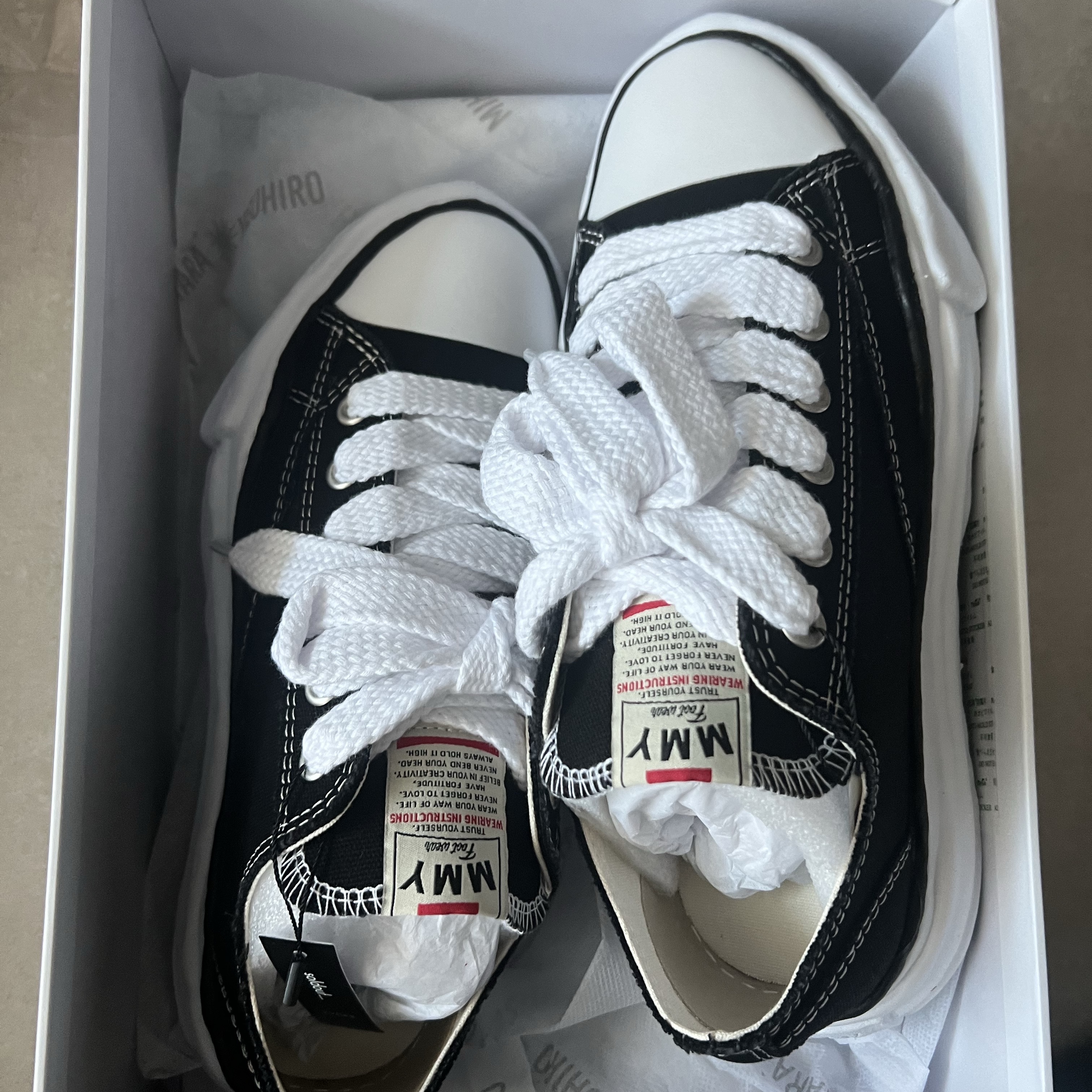 Maison Mihara Yasuhiro Peterson OG Sole Canvas Low Sneakers Black, Maison Margiela Replica Paint Drop Sneakers 착용 스타일 - 1