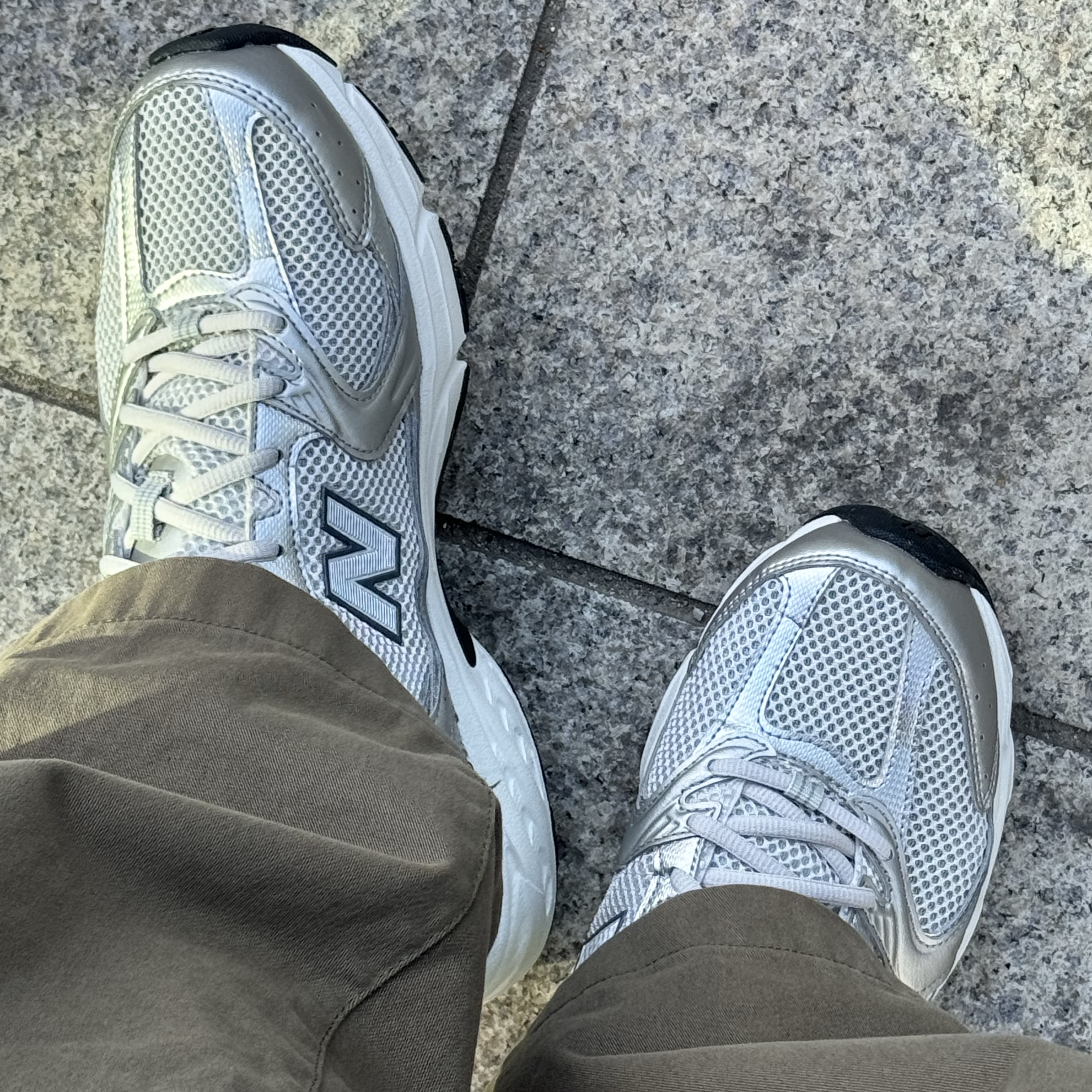 New Balance 530 Grey Matter Silver Metallic 착용 스타일 - 3
