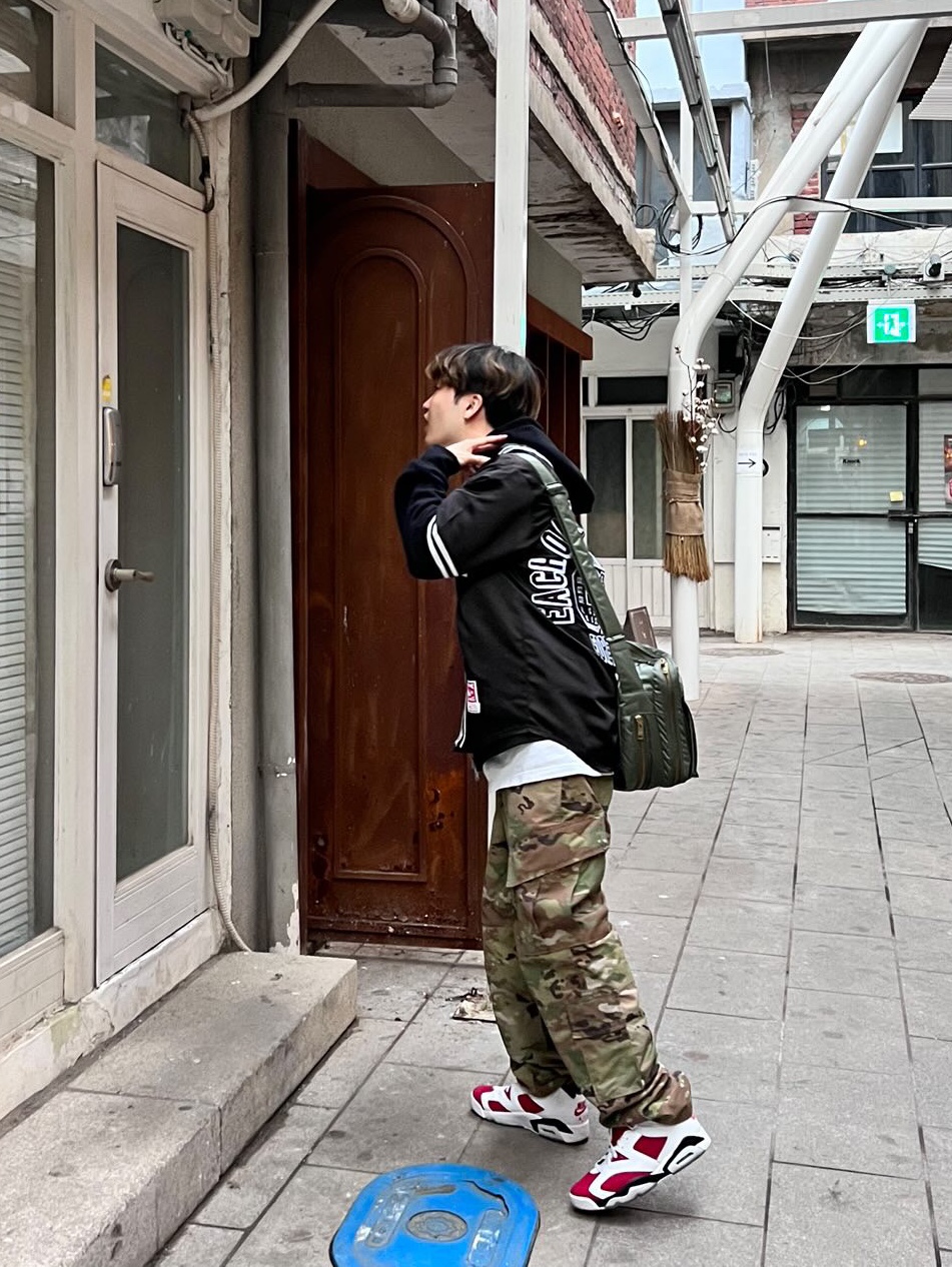 Supreme Mitchell & Ness Satin Baseball Jersey Black - 23SS, Jordan 6 Retro Carmine 2021 착용 스타일 - 2