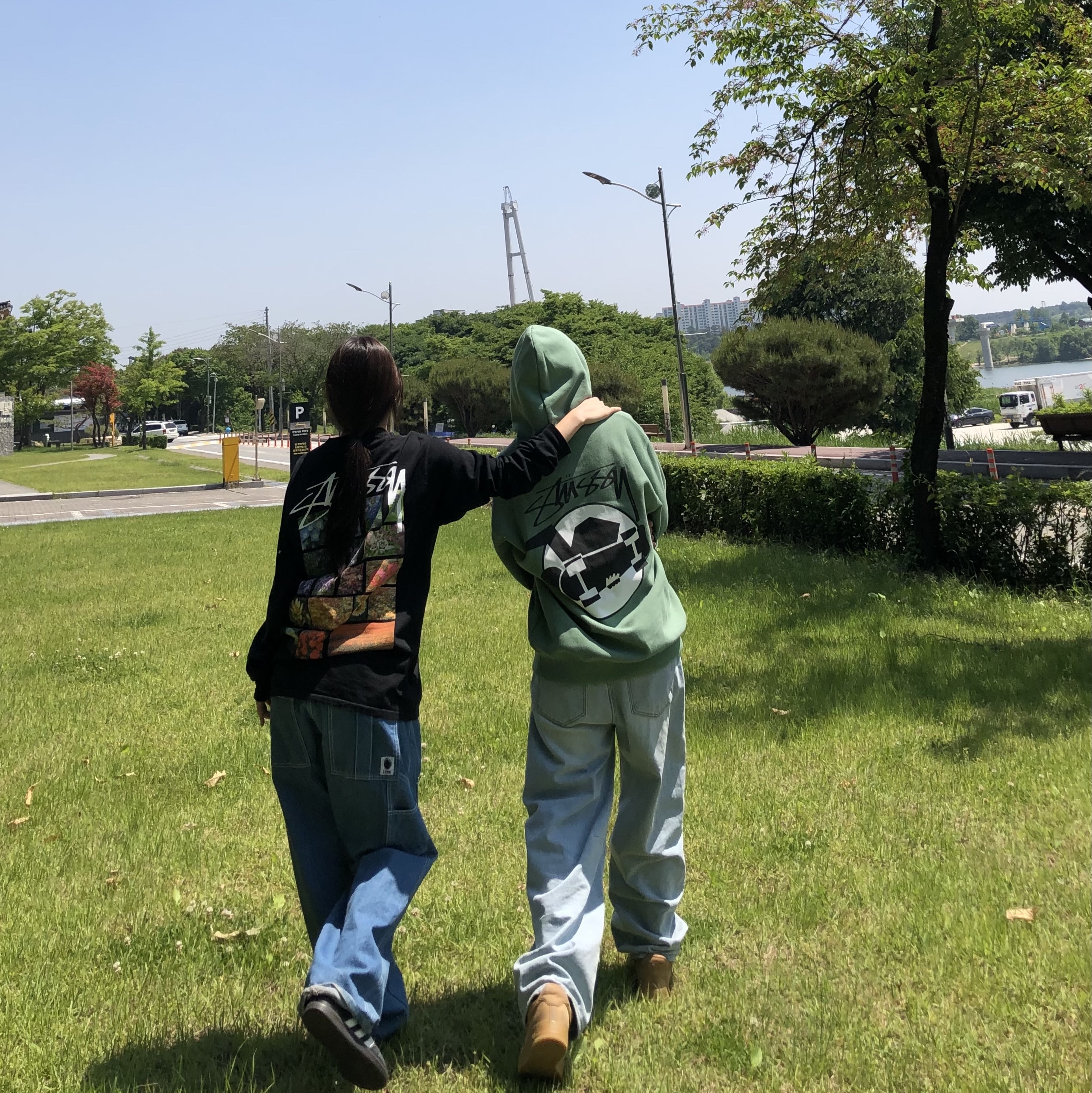 Stussy Skateman Hoodie Green, Stussy Flower Grid Pigment Dyed LS T-Shirt Black 착용 스타일 - 4