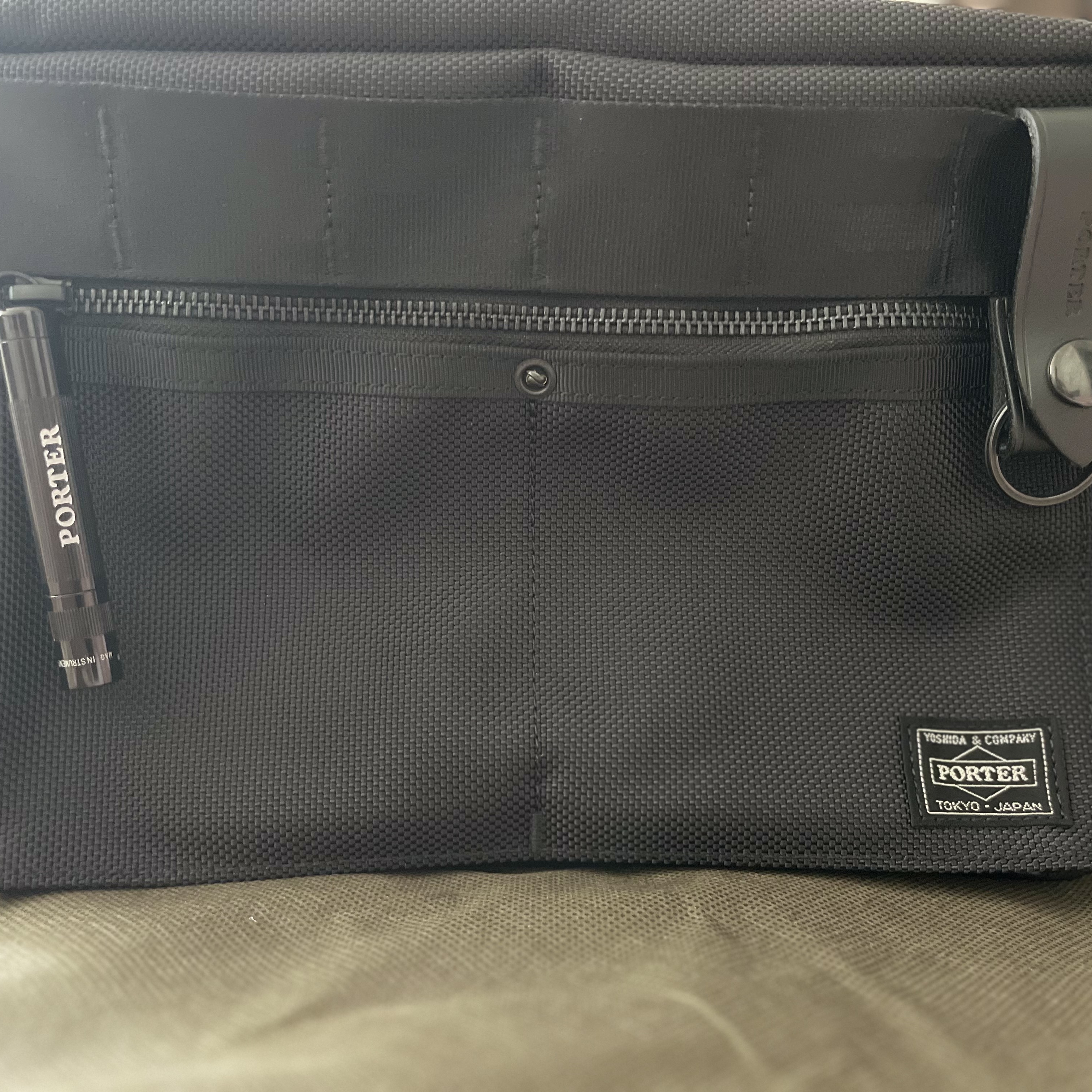 Porter Heat Shoulder Bag Black 착용 스타일 - 4