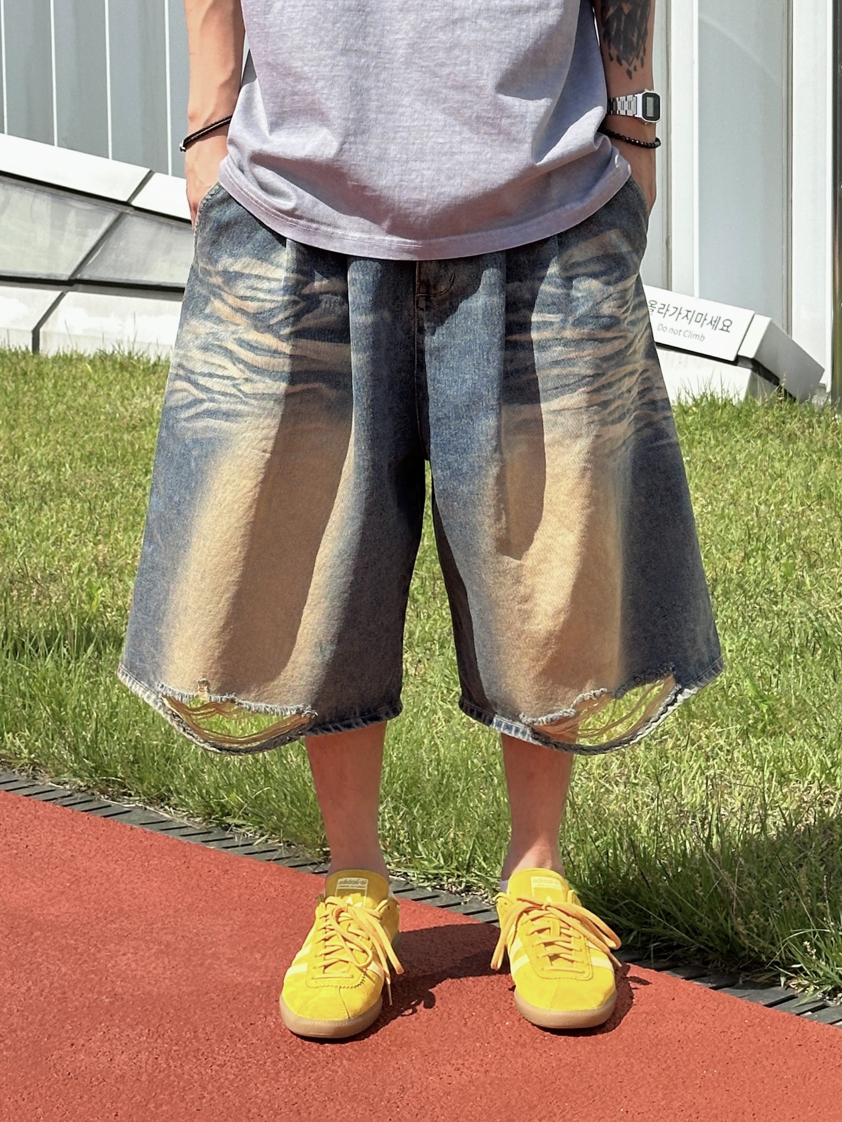 Adidas Bermuda Bold Gold 착용 스타일 - 4