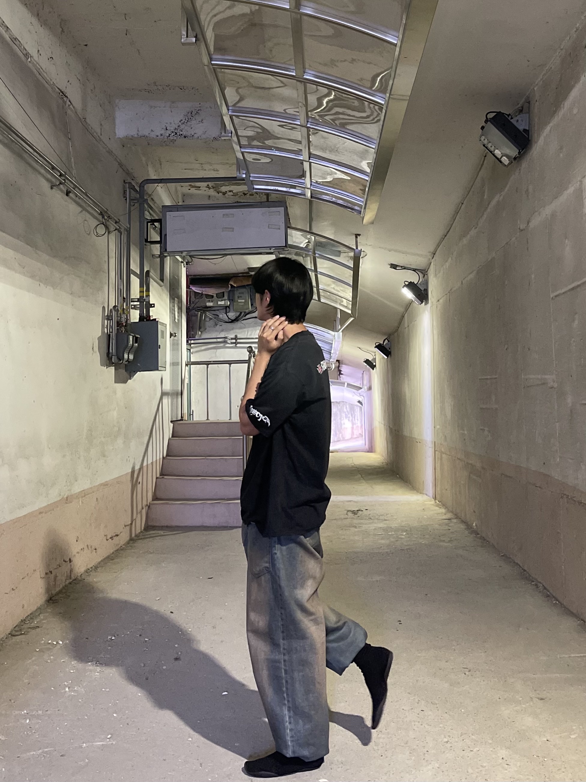 Yeezy YZY Pods Black, Project G/R Coated Backward Denim Blue 착용 스타일 - 2