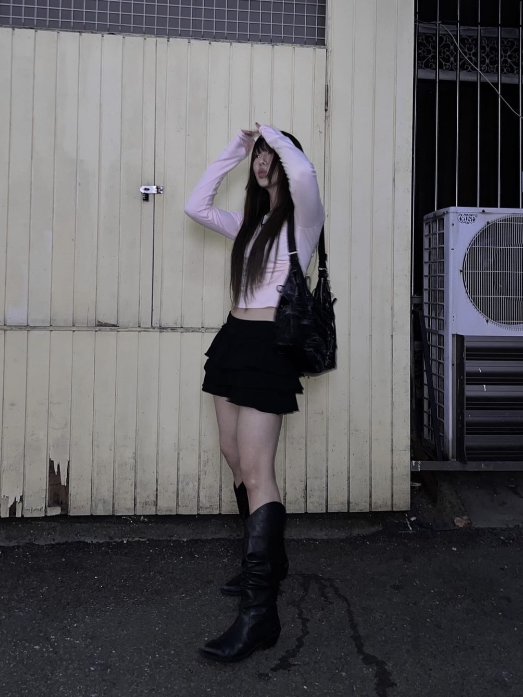 For Appeal String Ribbon Large Hobo Bag Glossy Black, For Appeal String Ribbon Large Hobo Bag Silver 착용 스타일