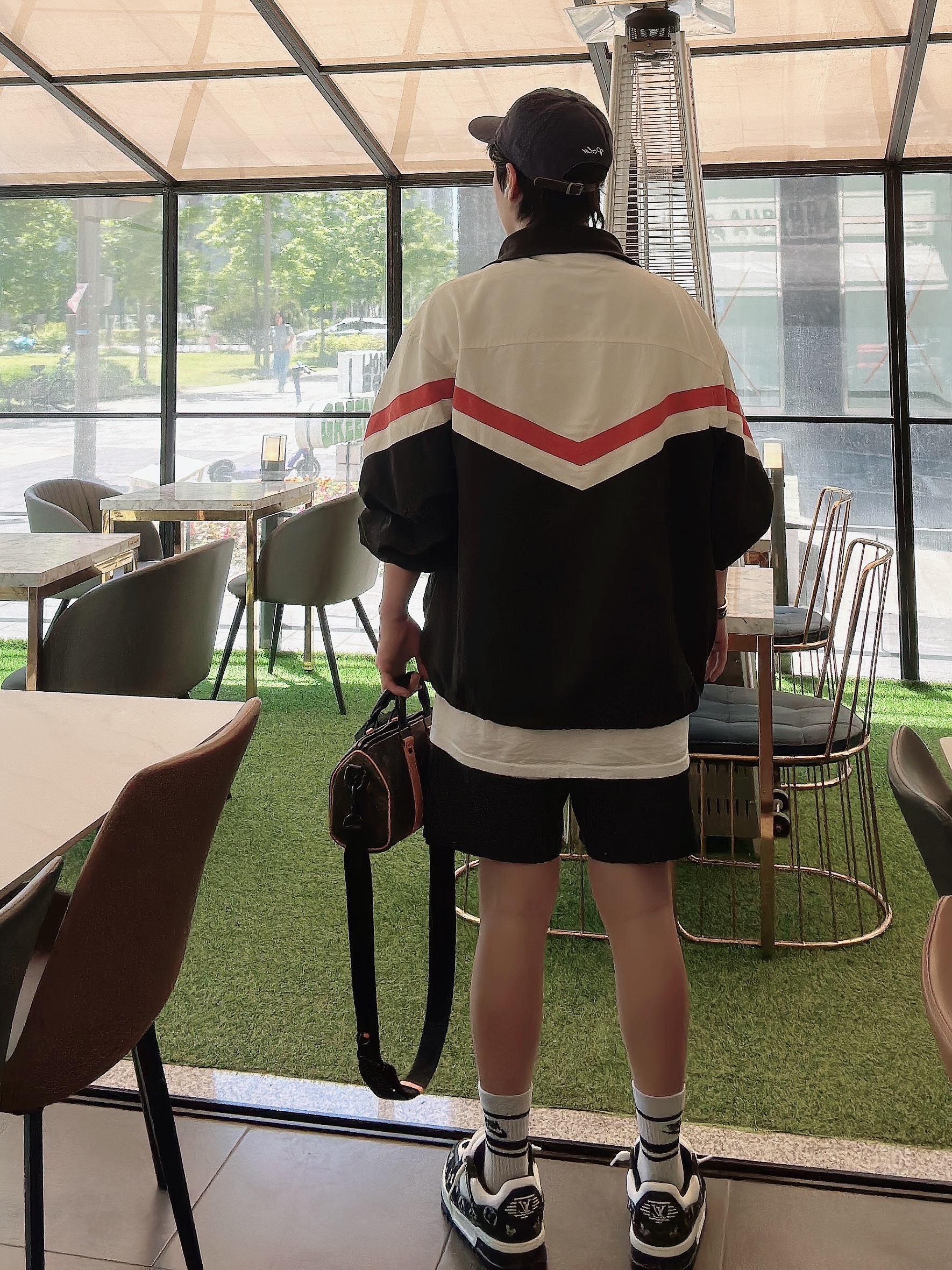 Louis Vuitton Keepall Bandoulier 25 Monogram Macassar Saffron Orange, Louis Vuitton LV Trainer Maxi Sneakers Black 착용 스타일 - 2