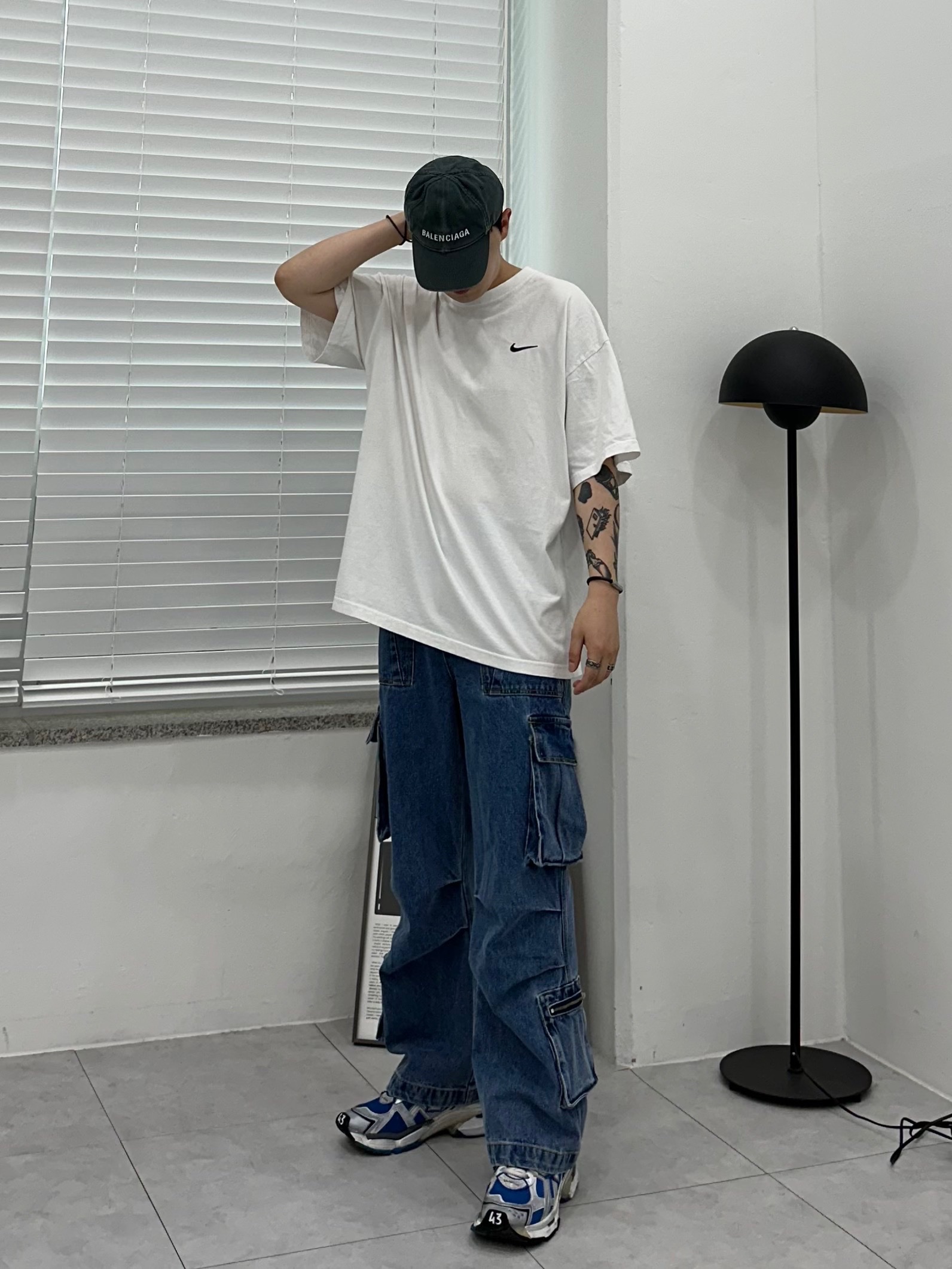 Nike x Stussy T-Shirt White (DV1774-100), Balenciaga Runner Sneakers Blue White 착용 스타일 - 2