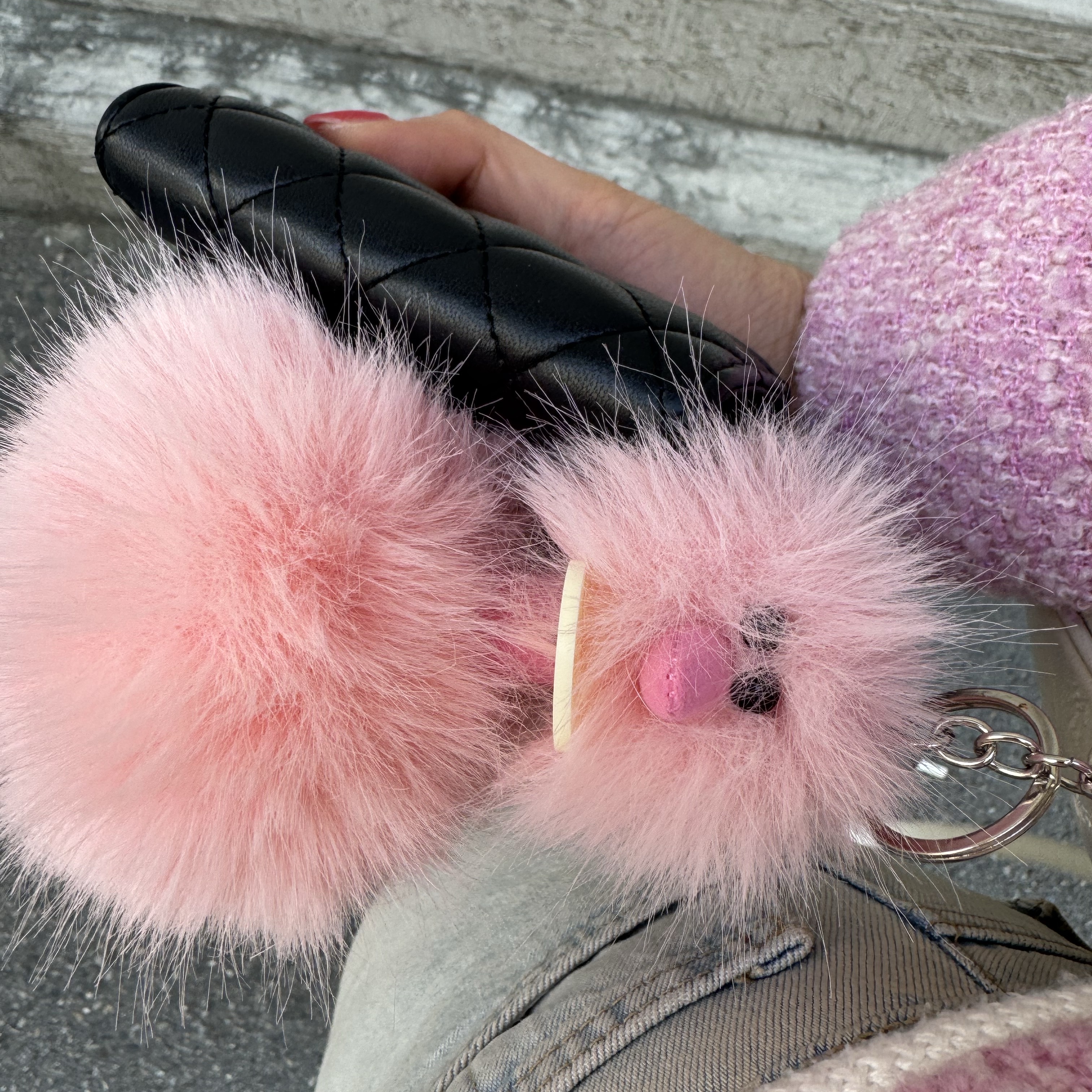 Cosymosy Ugly Bird Keyring Peach 착용 스타일