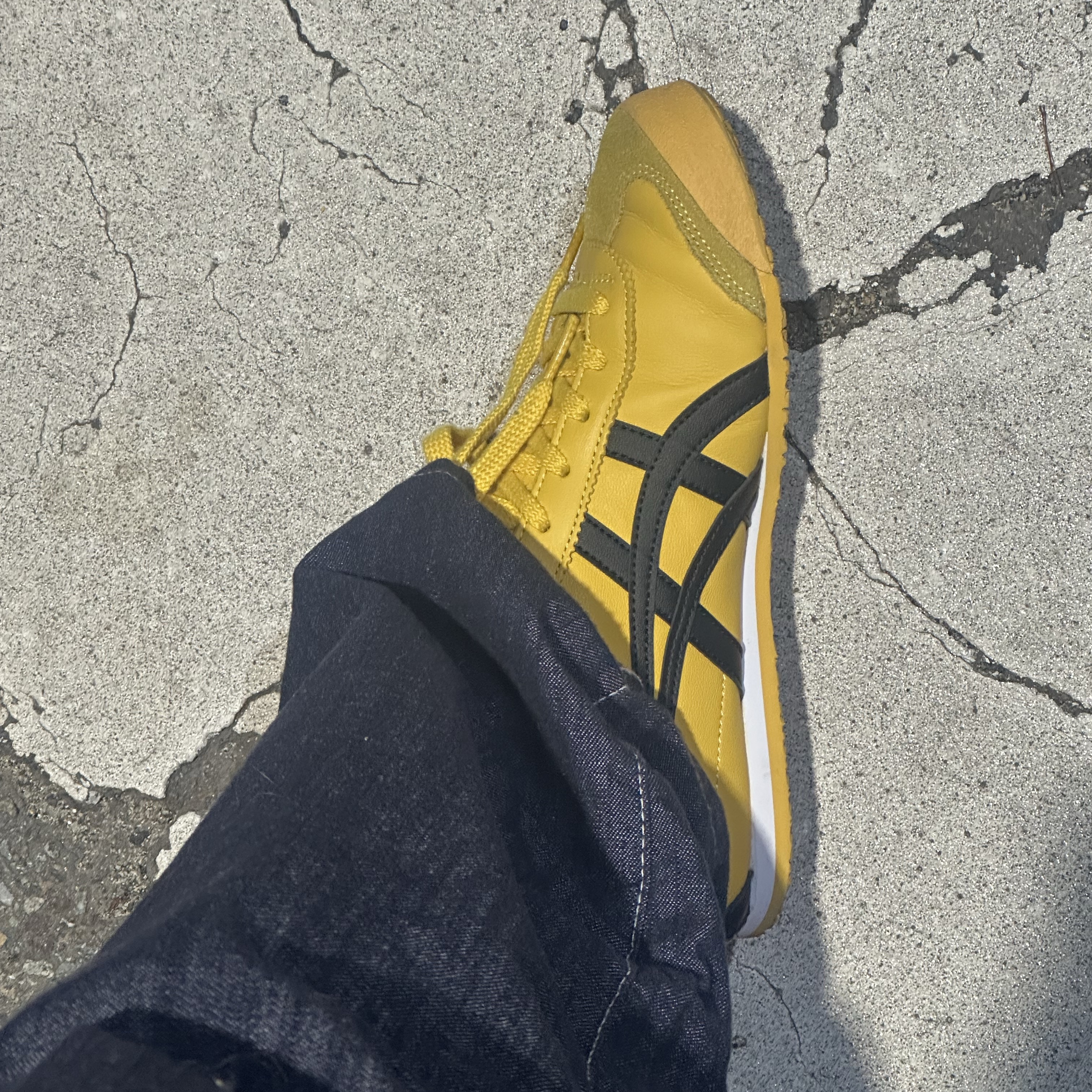 Onitsuka Tiger Mexico 66 Yellow Black 착용 스타일 - 2