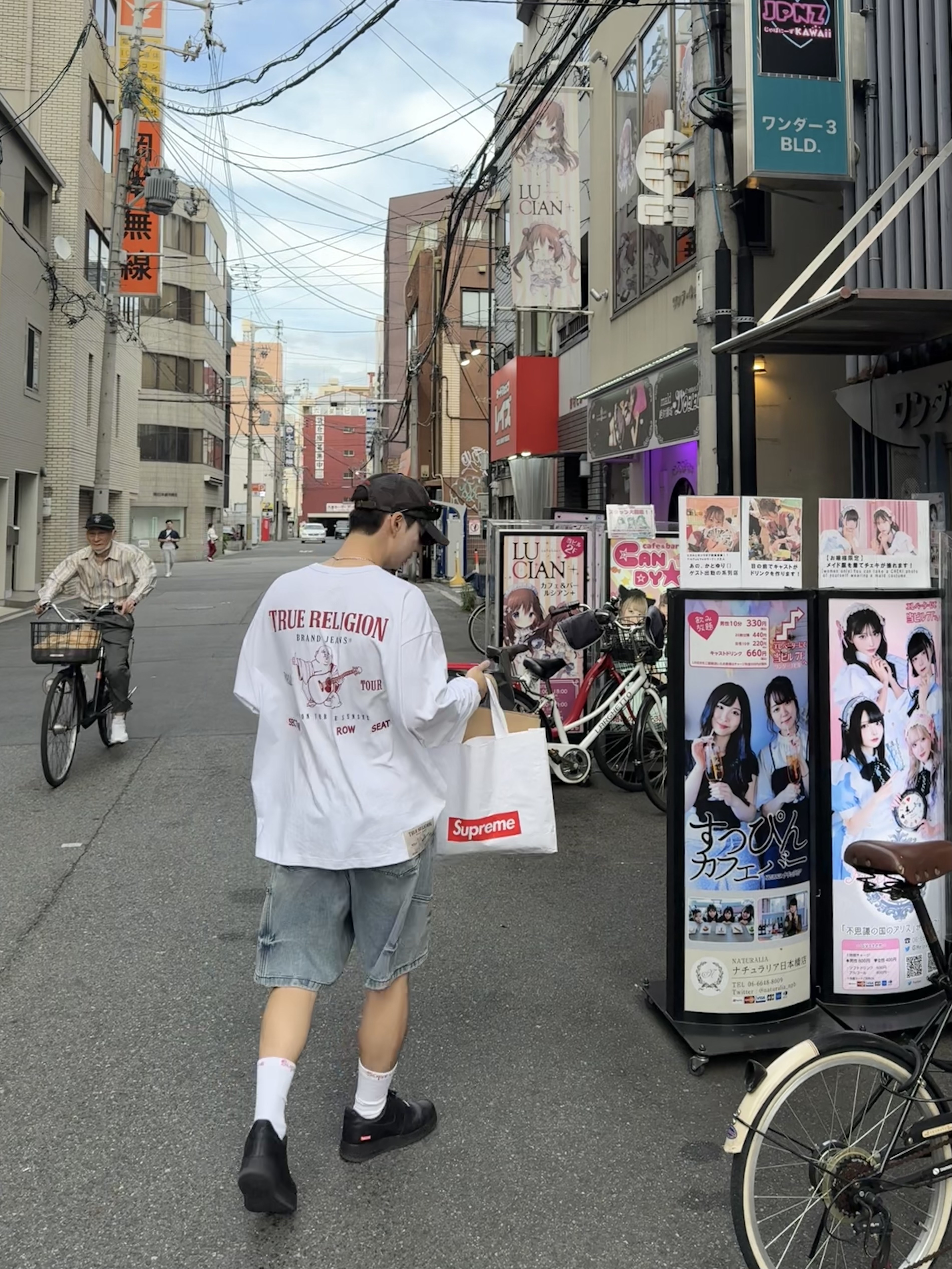 True Religion Origin Logo LS T-Shirt White, Supreme Hanes Crew Socks White (4 Pack) 착용 스타일