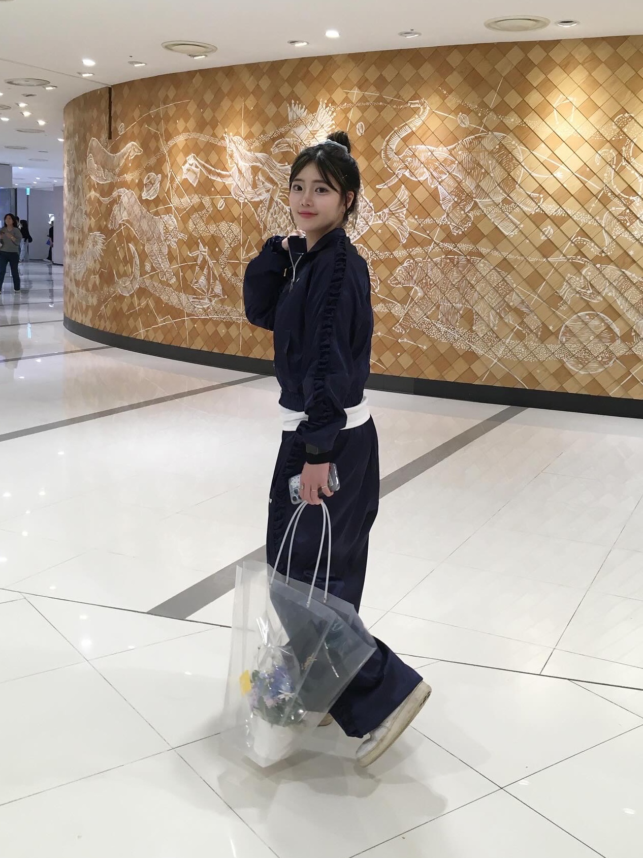 Emis New Enamel Hobo Bag Black, Nike Air Force 1 '07 Low White 착용 스타일 - 5