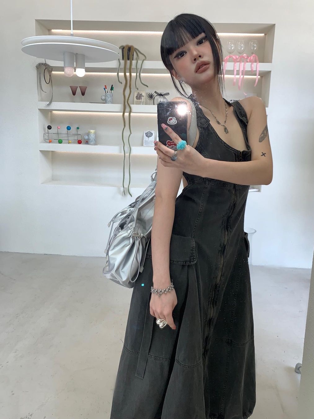 For Appeal String Ribbon Large Hobo Bag Silver, For Appeal String Ribbon Large Hobo Bag Glossy Black 착용 스타일