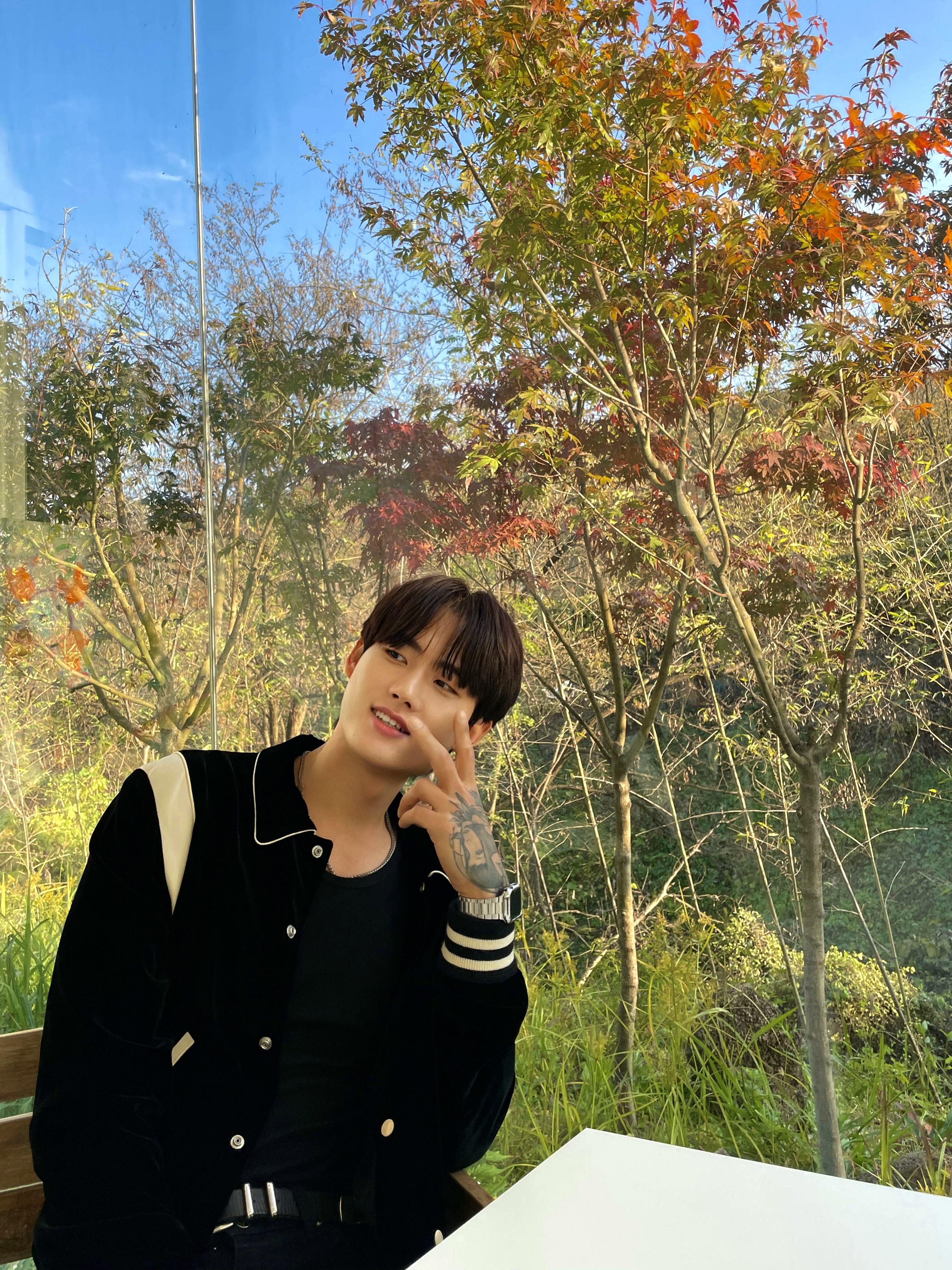 Celine Teddy Jacket in Corduroy Black 착용 스타일 - 3