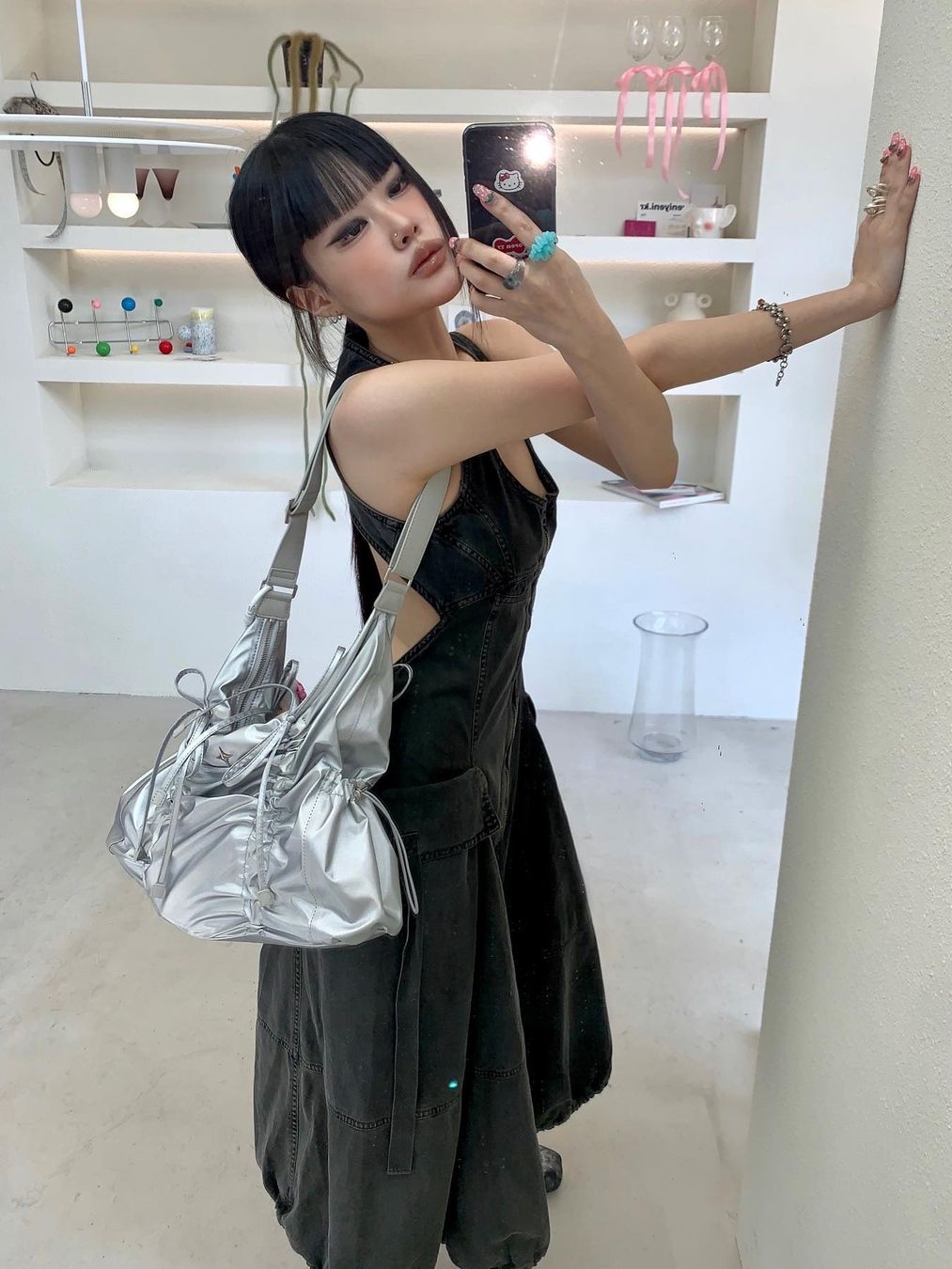 For Appeal String Ribbon Large Hobo Bag Silver, For Appeal String Ribbon Large Hobo Bag Glossy White 착용 스타일