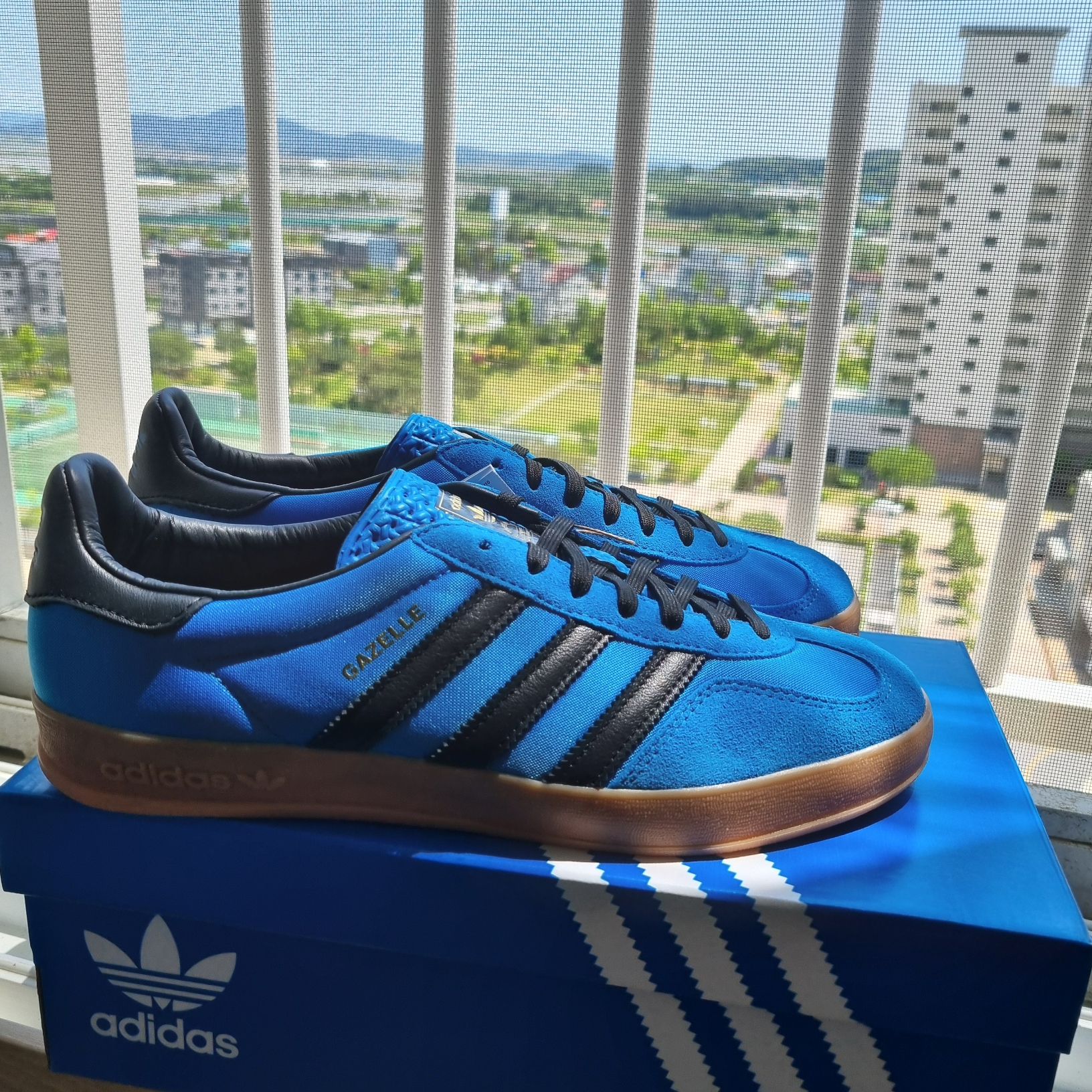 Adidas Gazelle Indoor Bright Blue Core Black 착용 스타일 - 2