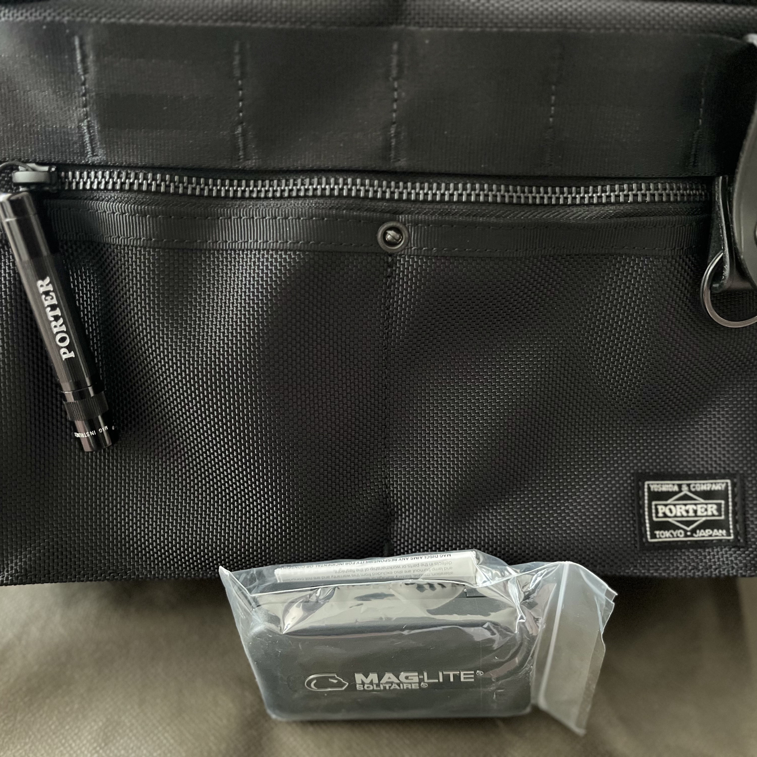Porter Heat Shoulder Bag Black 착용 스타일 - 2