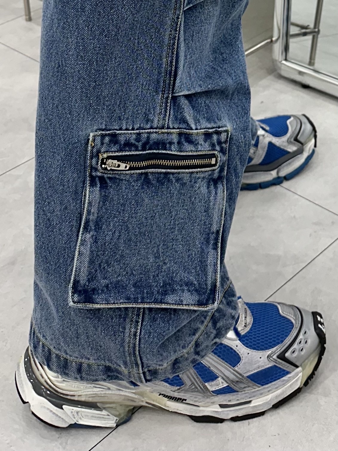 Nike x Stussy T-Shirt White (DV1774-100), Balenciaga Runner Sneakers Blue White 착용 스타일 - 3